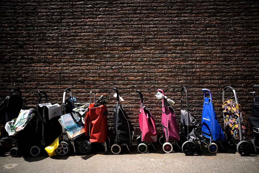 2023年5月31日,德国的一间食物配送中心外排满购物车。摄:Markus Schreiber/AP/达志影像
