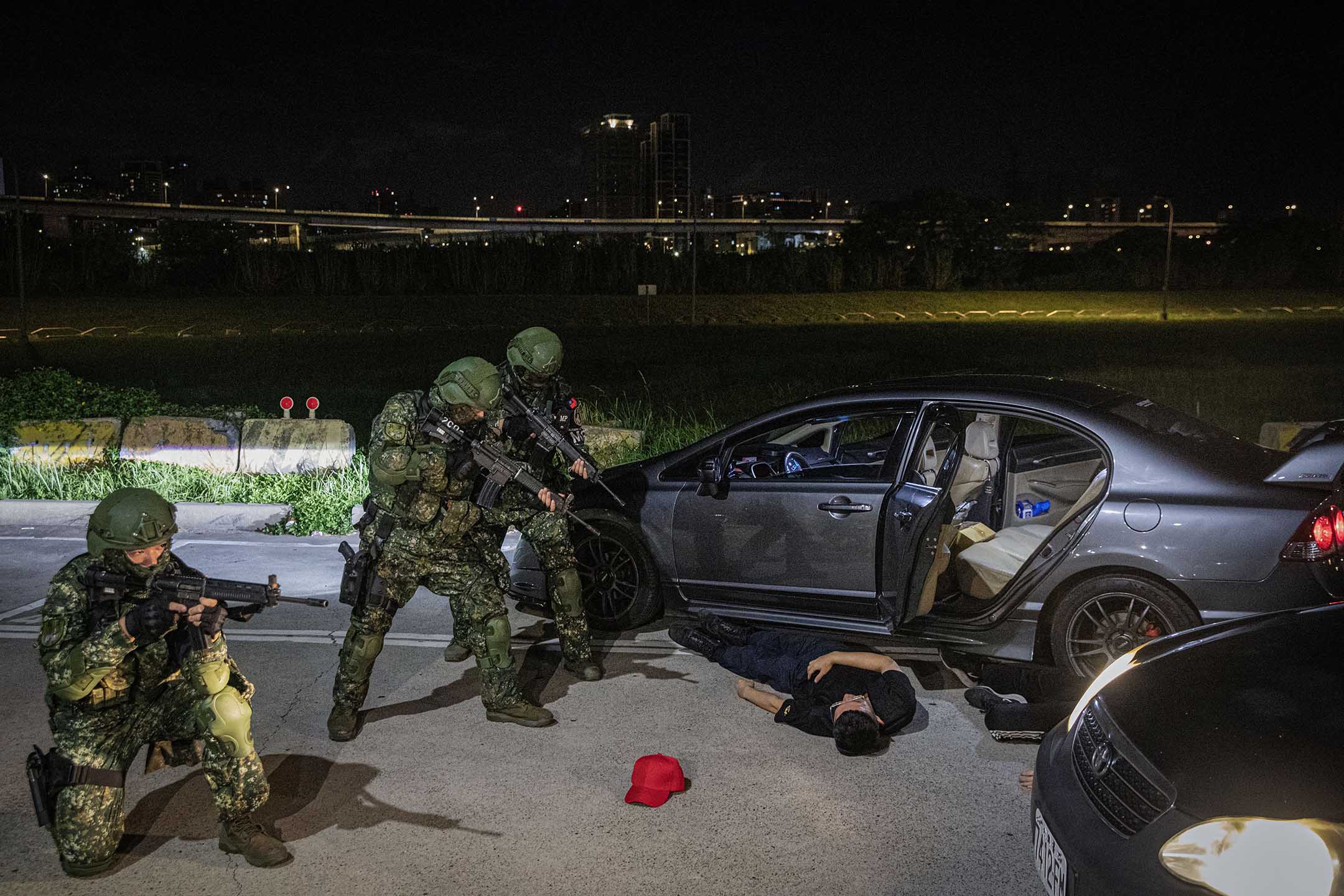 2023年7月25日,台北,汉光演习期间,军警进行桥梁阻绝、封锁及检管暨万华地区守备作战演习。摄:陈焯𪸩/端传媒