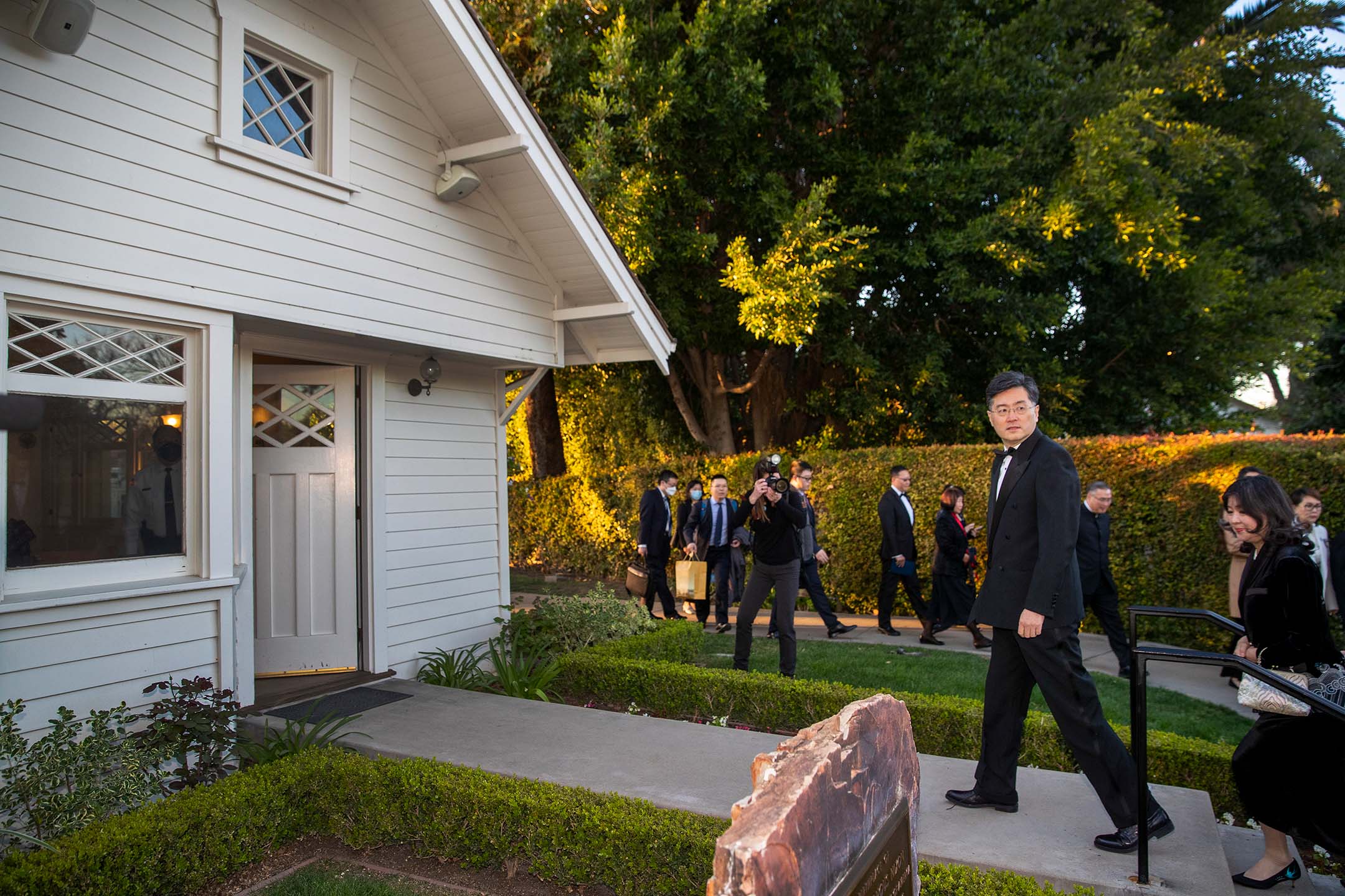 2022年2月24日,美国加州,中国时任驻美大使秦刚首次出访美国西岸。摄:Allen J. Schaben / Los Angeles Times via Getty Images