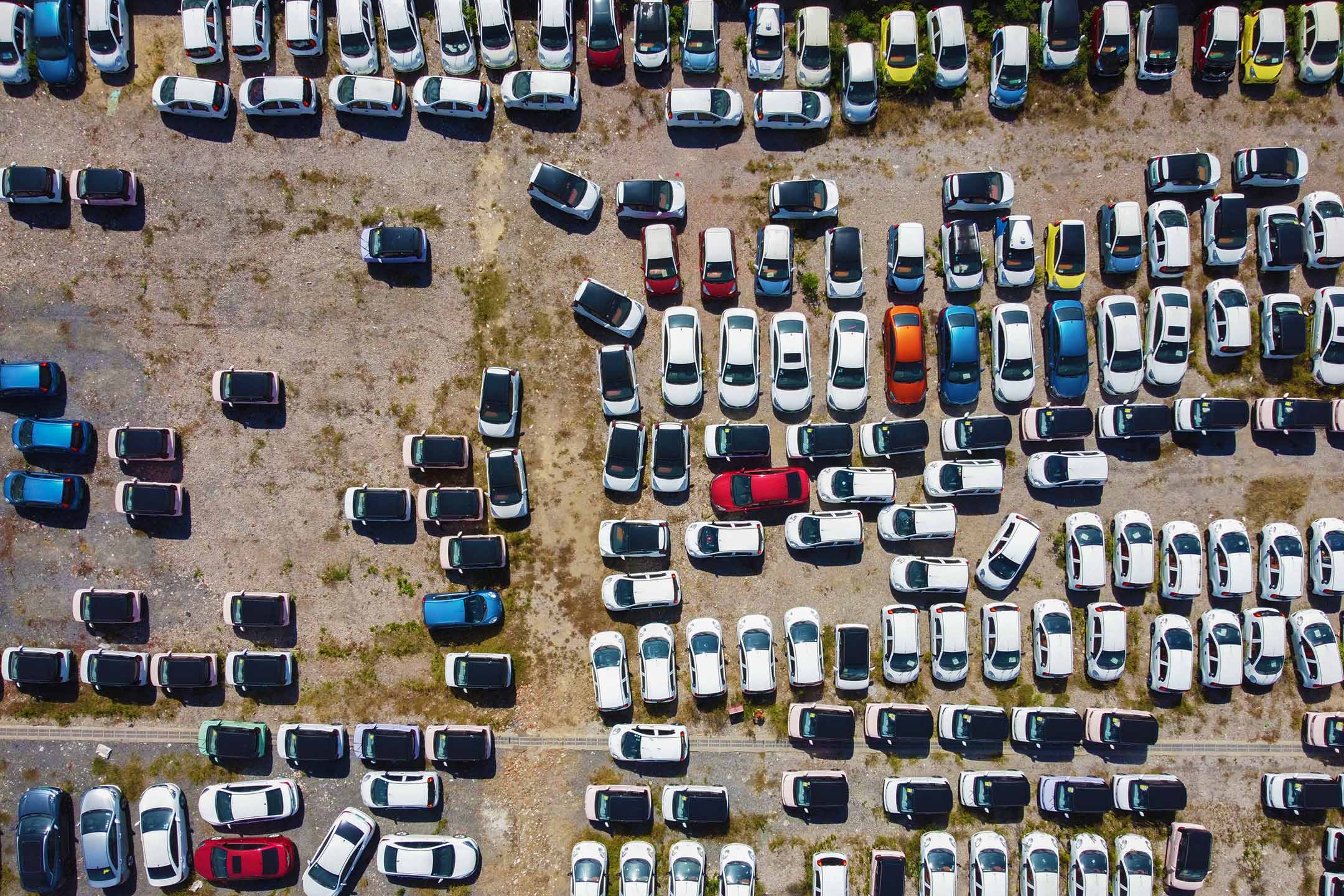 2022年10月13日,电动汽车停泊在安徽省芜湖市一家汽车工厂内。摄:Wang Yushi/VCG via Getty Images