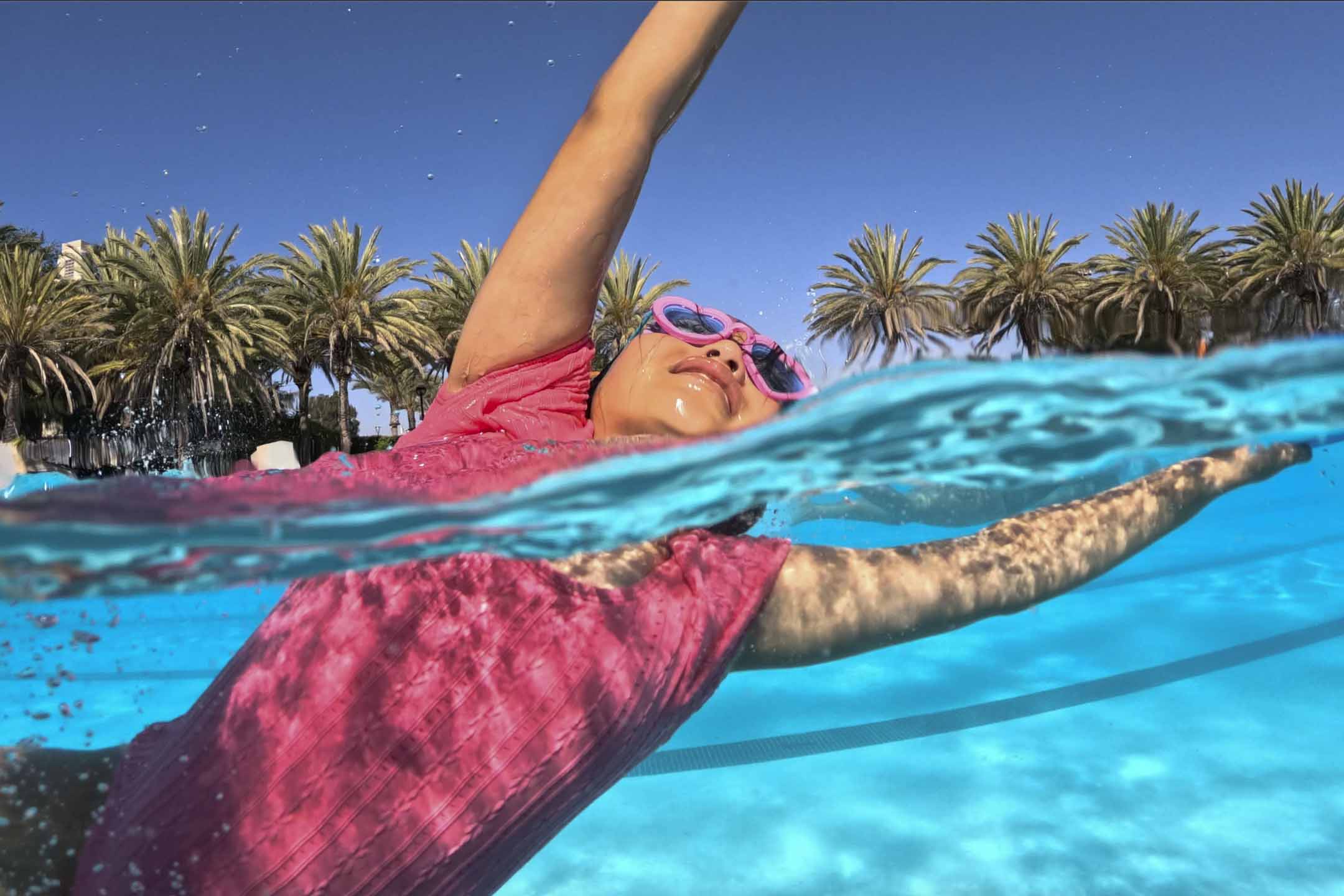 2023年7月5日,美国洛杉矶,一名孩子在炎热天气下游泳。摄:Allen J. Schaben / Los Angeles Times via Getty Images