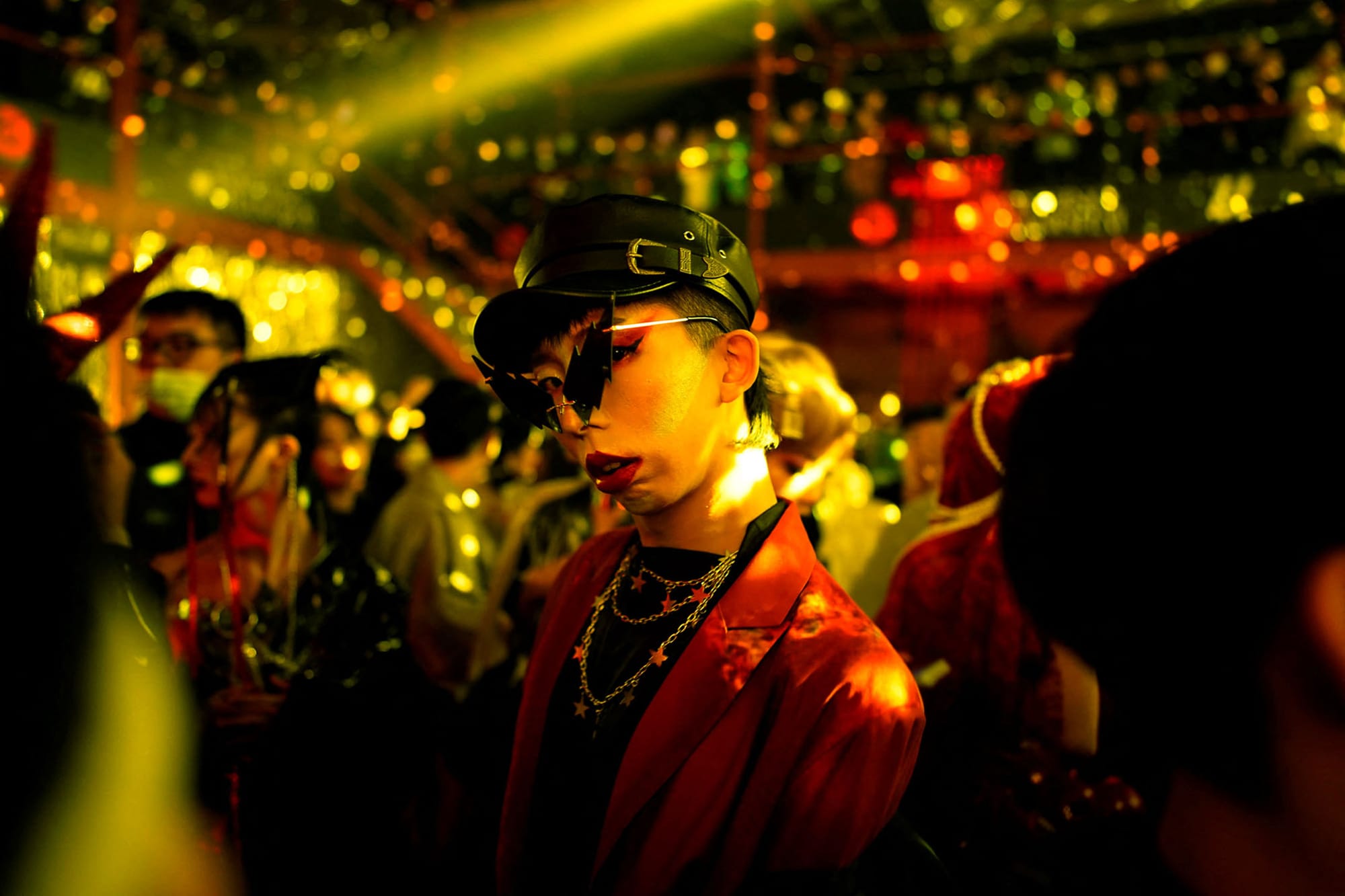 2020年12月5日，中國上海，一名舞者在「Vouging」舞會上擺姿勢拍照。攝：Aly Song/Reuters/達志影像