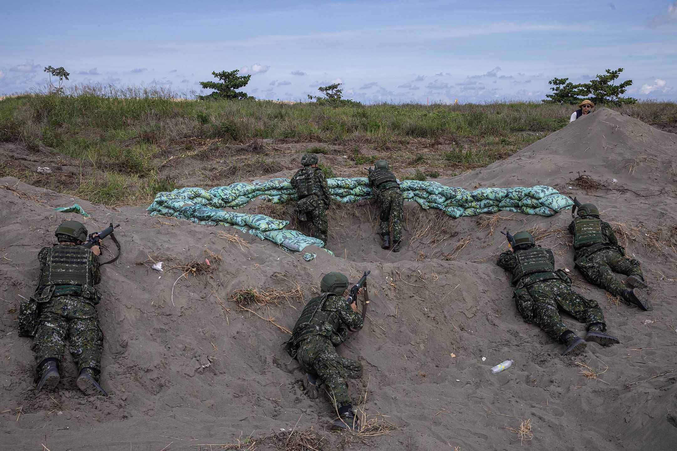 2023年7月25日,台南,汉光演习期习,士兵在沙汉操练。摄:陈焯𪸩/端传媒