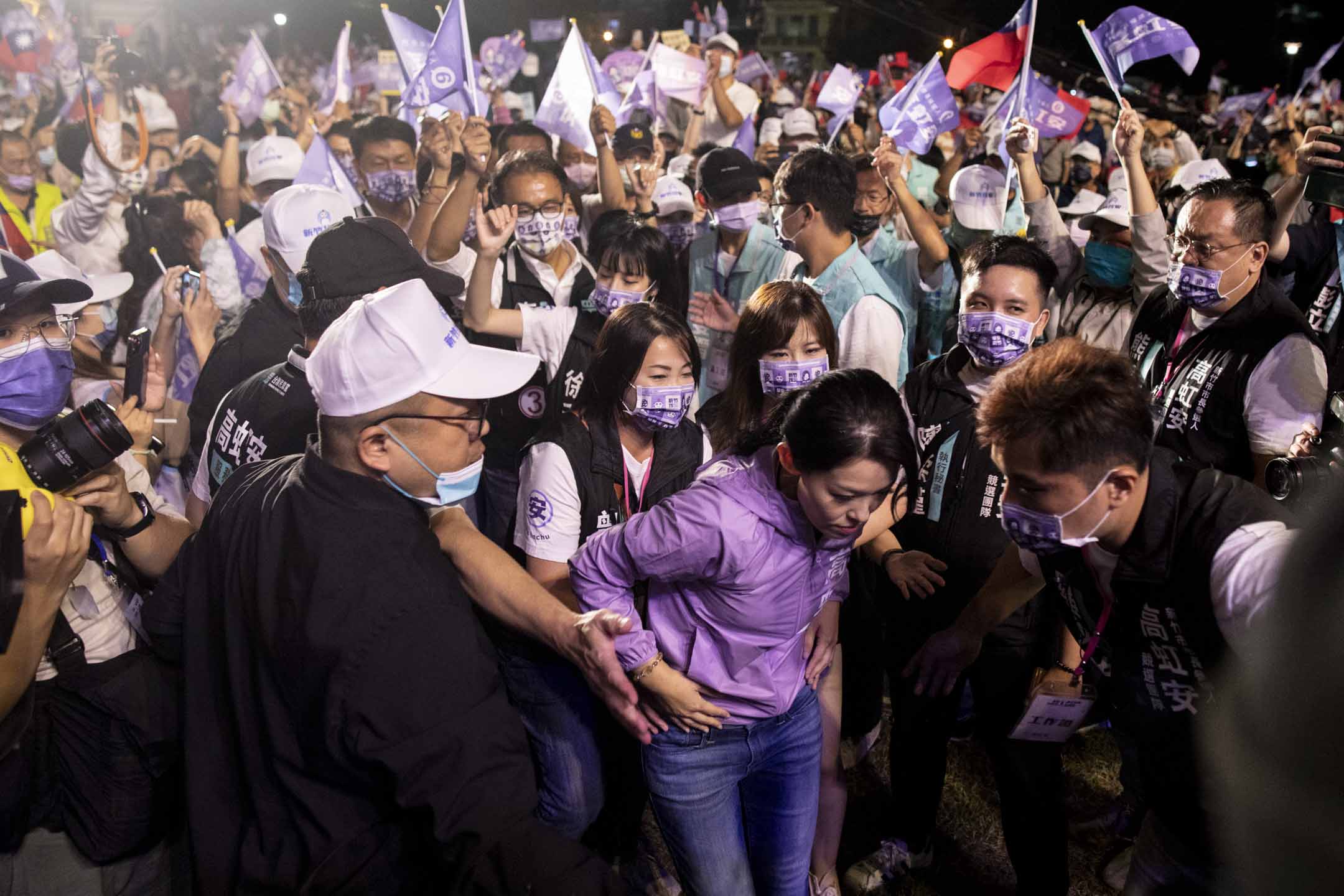 2022年11月19日,参选新竹市长选举的民众党高虹安于晚间举行造势晚会。摄:林振东/端传媒
