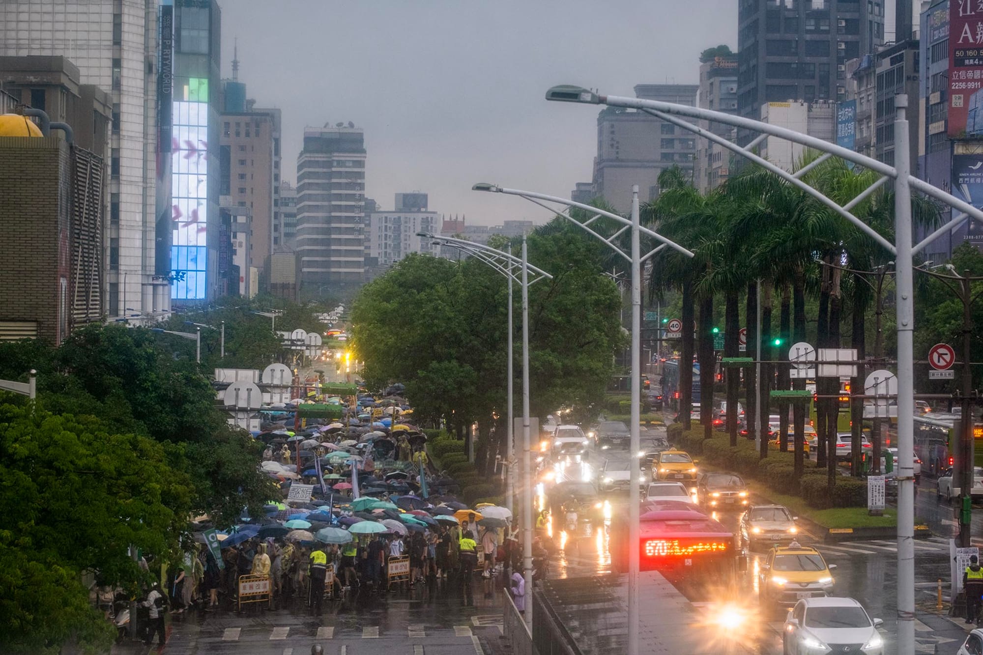 2023年8月20日，还路于民大游行。摄：陈焯𪸩/端传媒