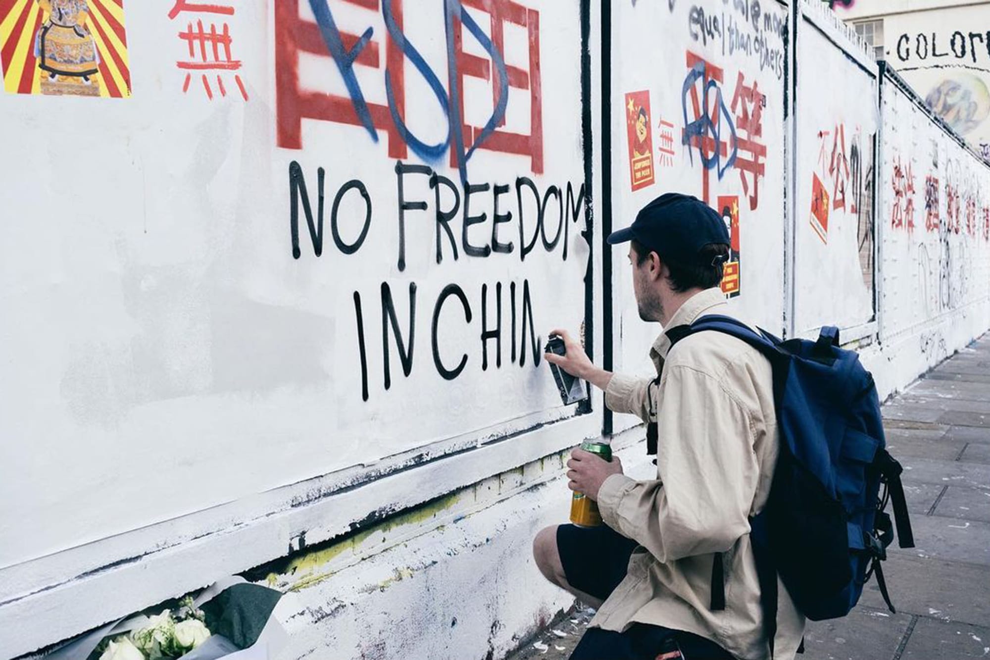 2023年8月6日，英國倫敦，一名男子正在牆壁噴上字句。攝：instagram@lei_uk