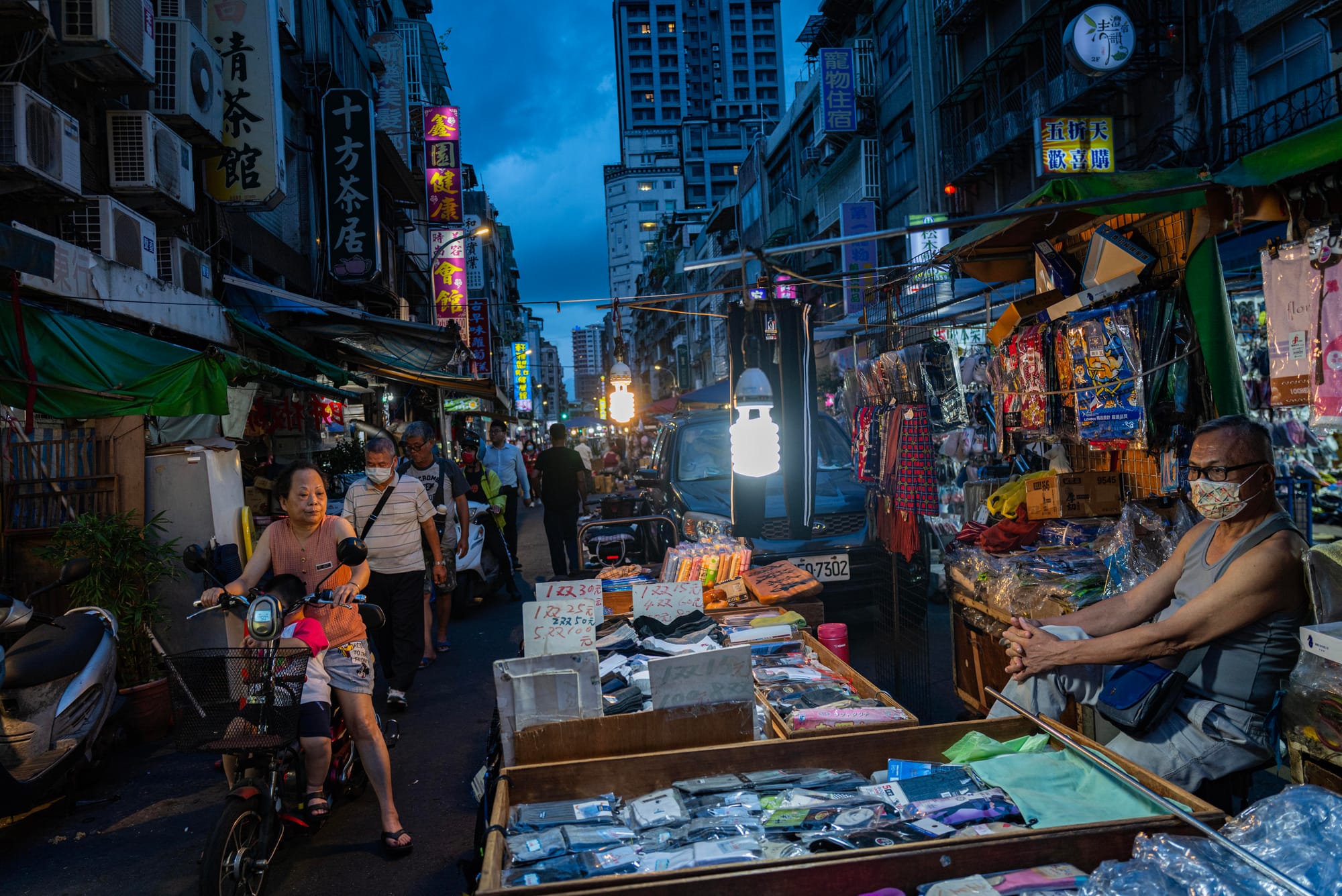 2023年6月10日,台北的夜市。摄:陈焯𪸩/端传媒