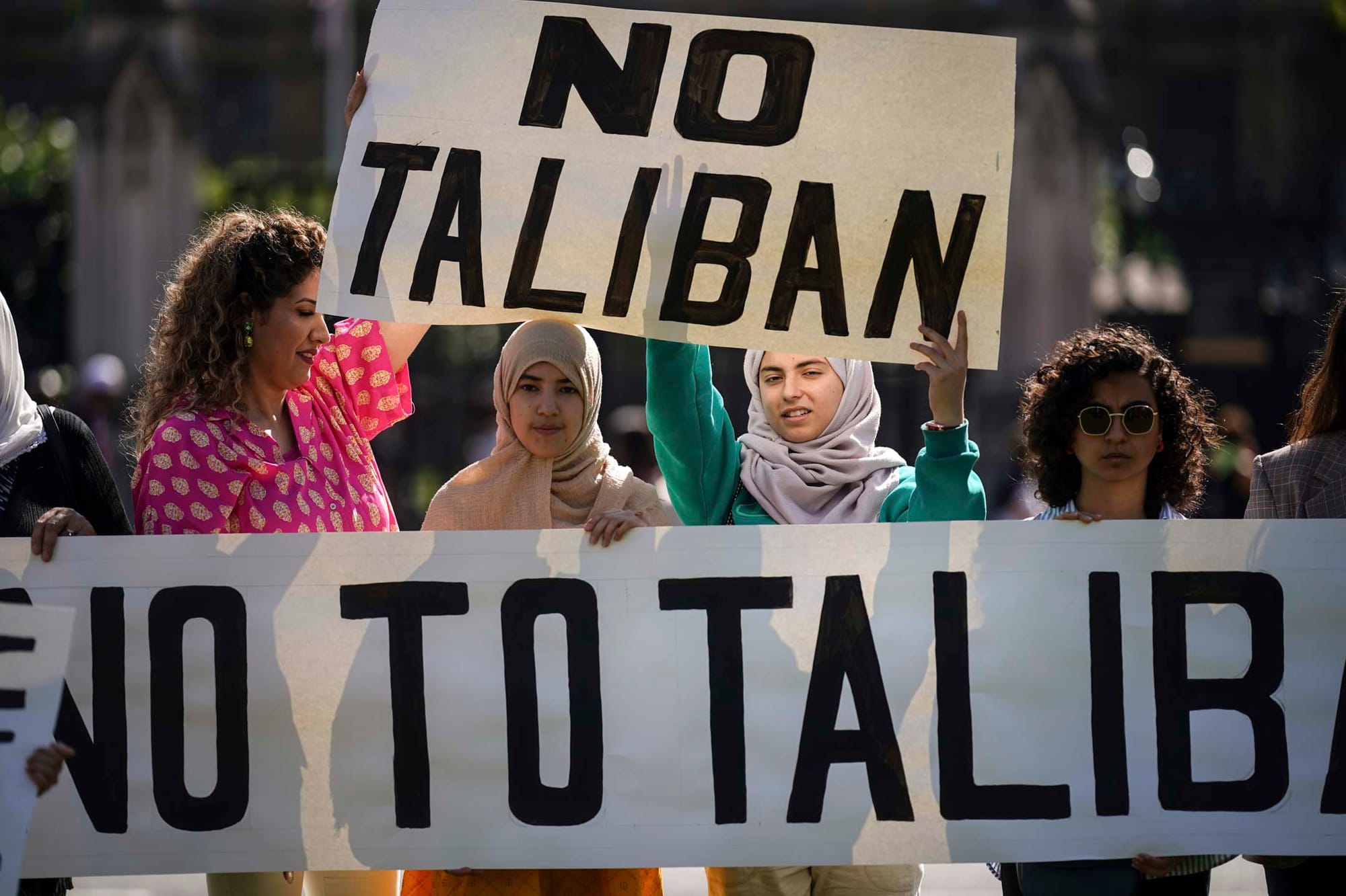 2023年8月15日，塔利班接管阿富汗兩週年，人們在倫敦議會廣場抗議。攝：Yui Mok/PA Images via Getty Images