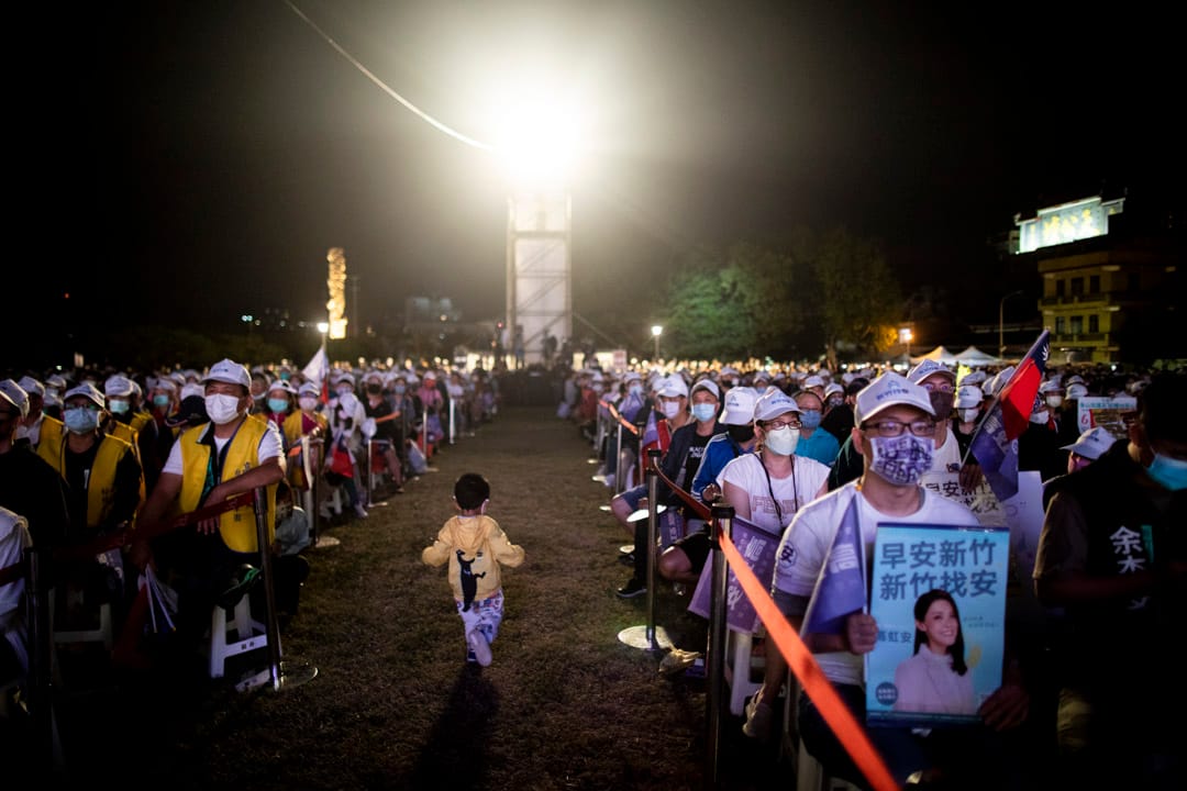 2022年11月19日，高虹安的新竹市长选举造势晚会，现场支持的市民。摄：林振东/端传媒