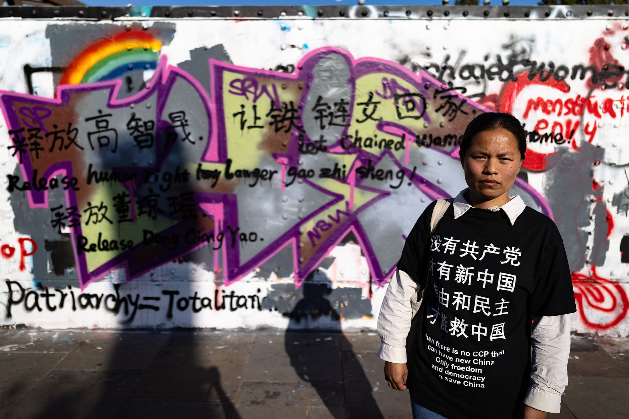 2023年8月11日，英國倫敦，一名女子站在倫敦塗鴉牆前。攝：May James/SOPA Images/LightRocket via Getty Images