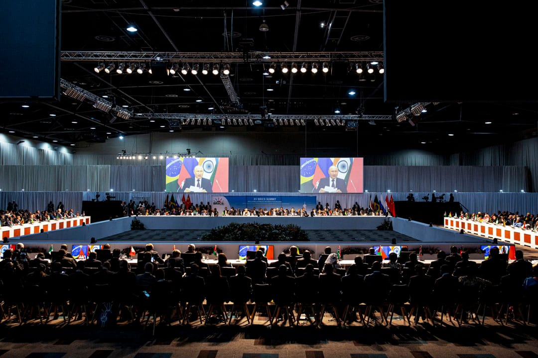 2023年8月24日，南非桑頓會議中心舉行 2023 年金磚國家峰會，代表們觀看俄羅斯總統普京在會議上發表講話。攝：Per-Anders Pettersson/Getty Images