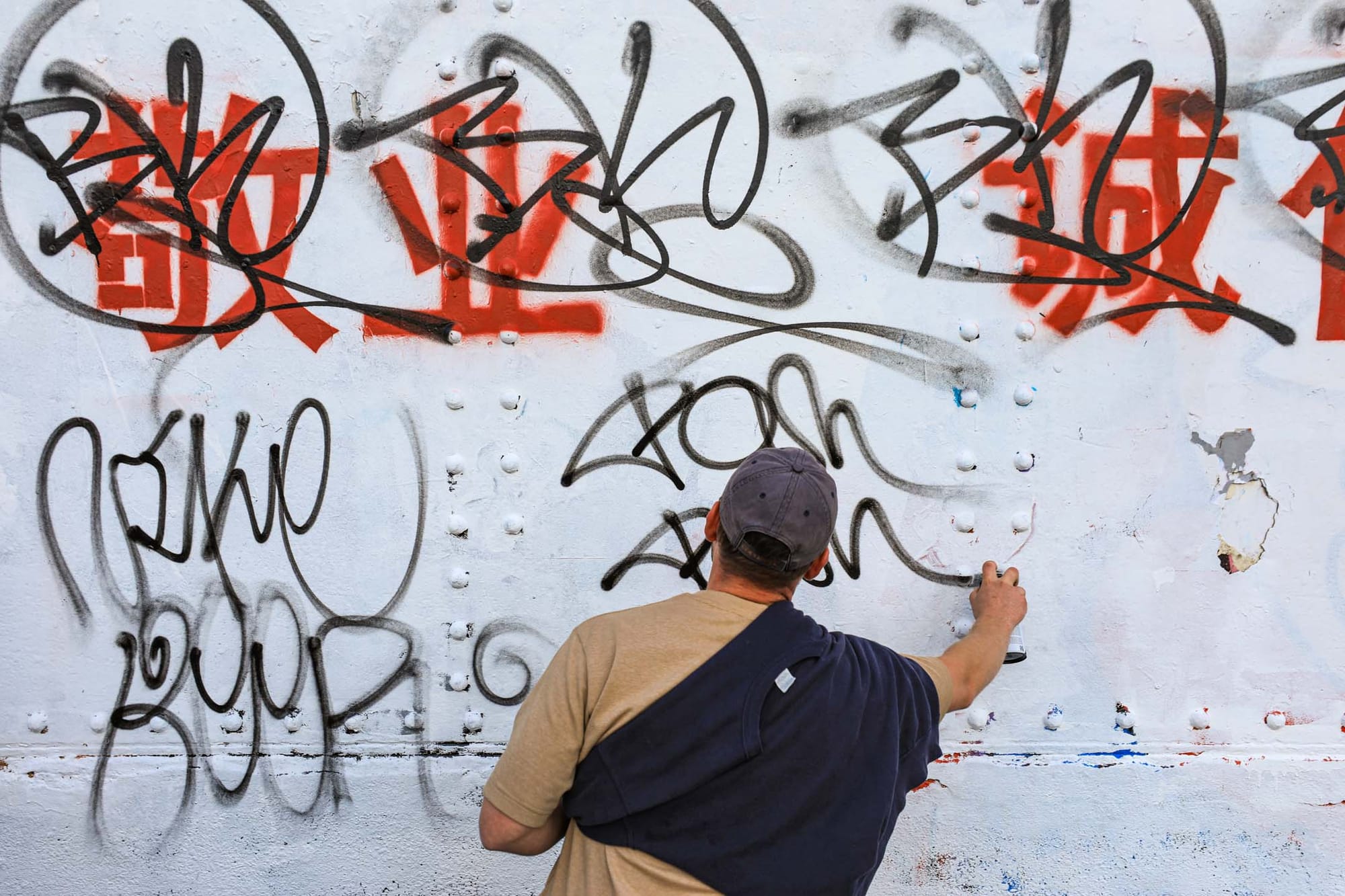 2023年8月6日,英國倫敦,中國共產黨的口號出現在當地街頭,有市民在牆上留下標語。攝:James Wendlinger/Getty Images