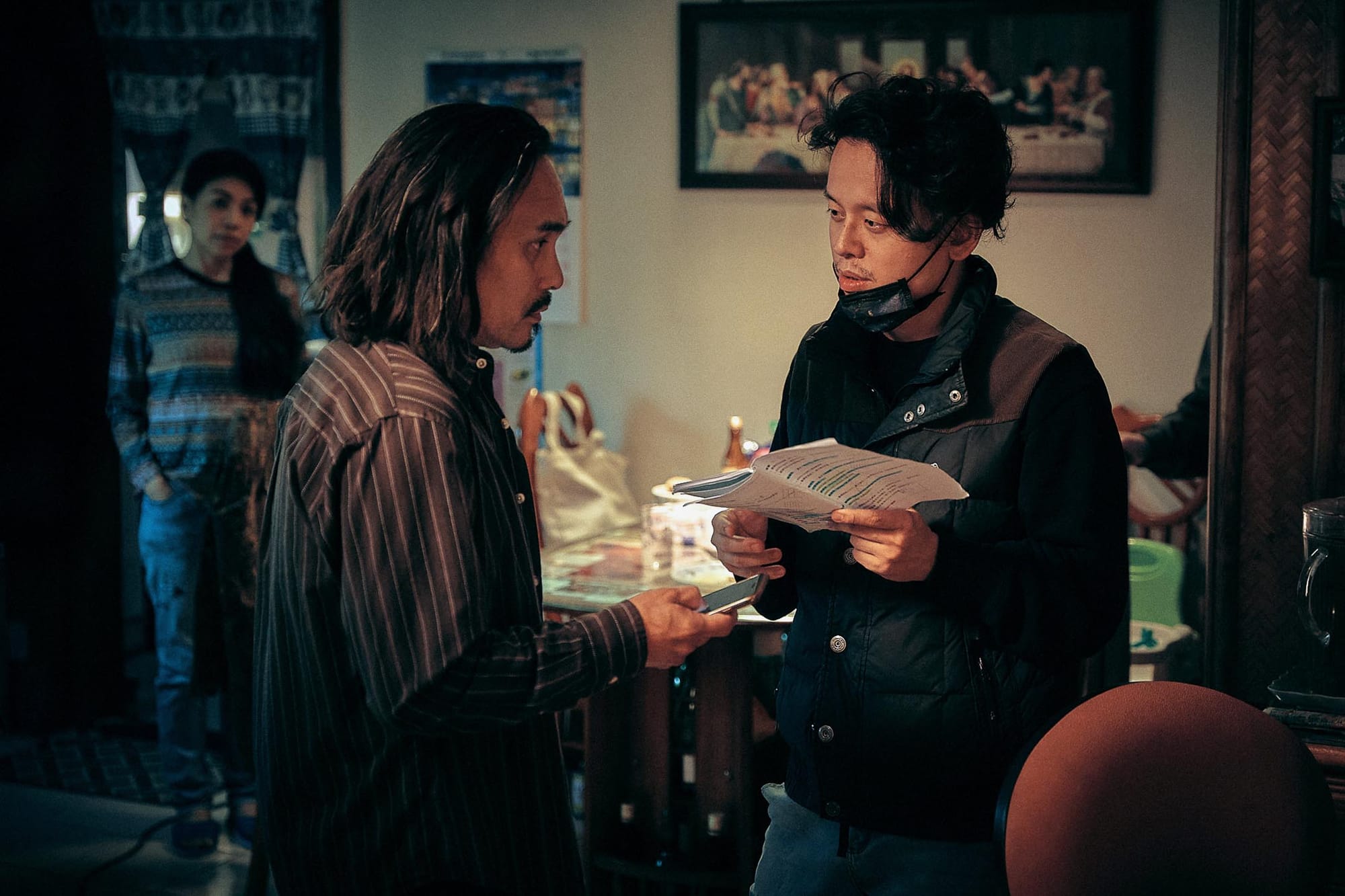 《八尺門的辯護人》劇組重返八尺門原址海濱國宅精心佈置劇中角色的家，左為飾演被害船長的拉卡巫茂，右為導演唐福睿。圖：鏡文學提供