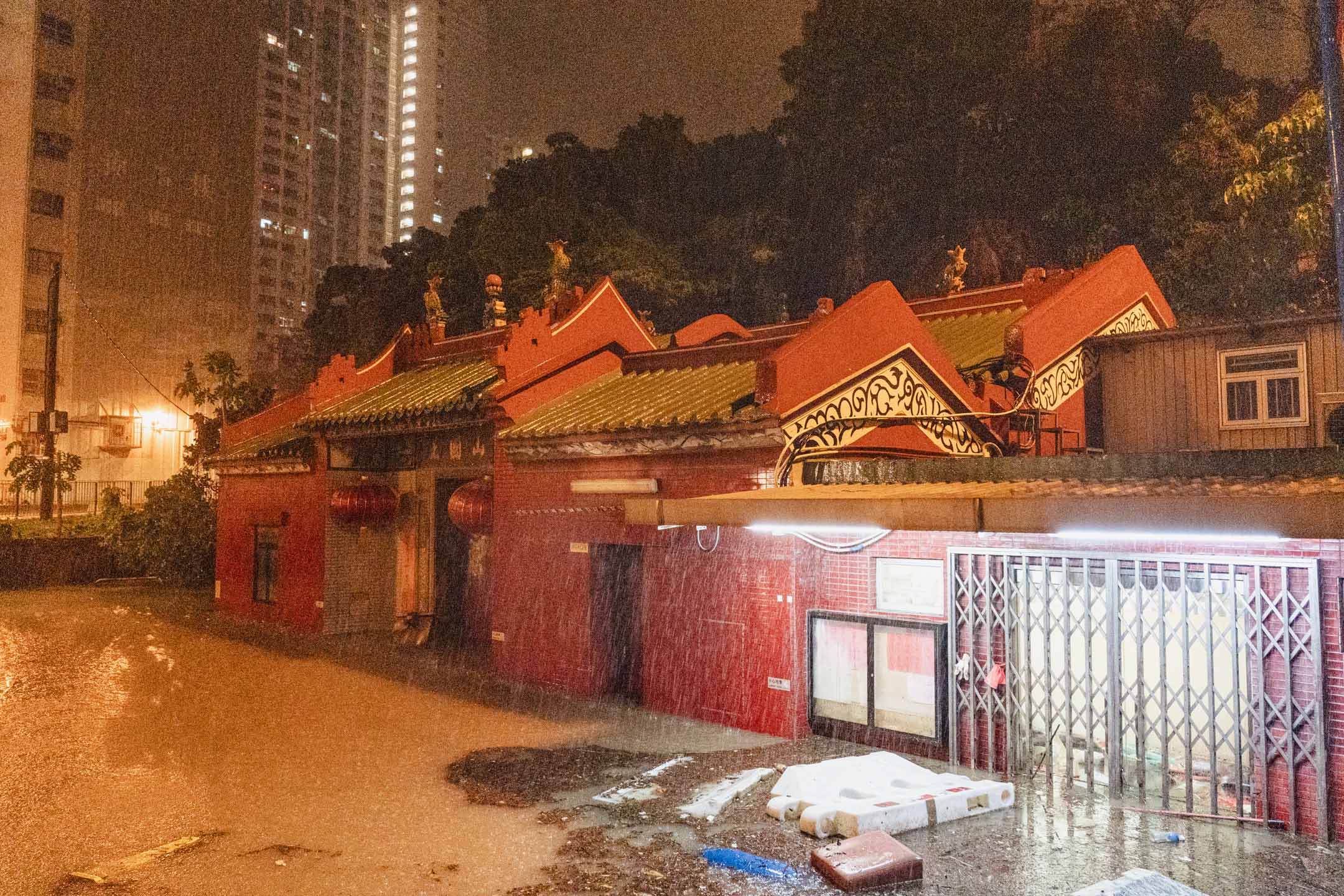 2023年9月8日，自有紀錄以來最大暴雨，彩虹一座寺廟被水淹至一半。攝：Ryan Lai/端傳媒
