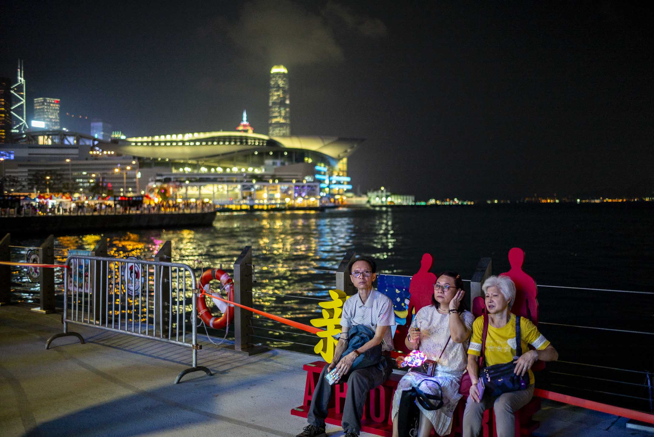 湾仔海滨夜市，市民正在欣赏表演。摄：林振东/端传媒 