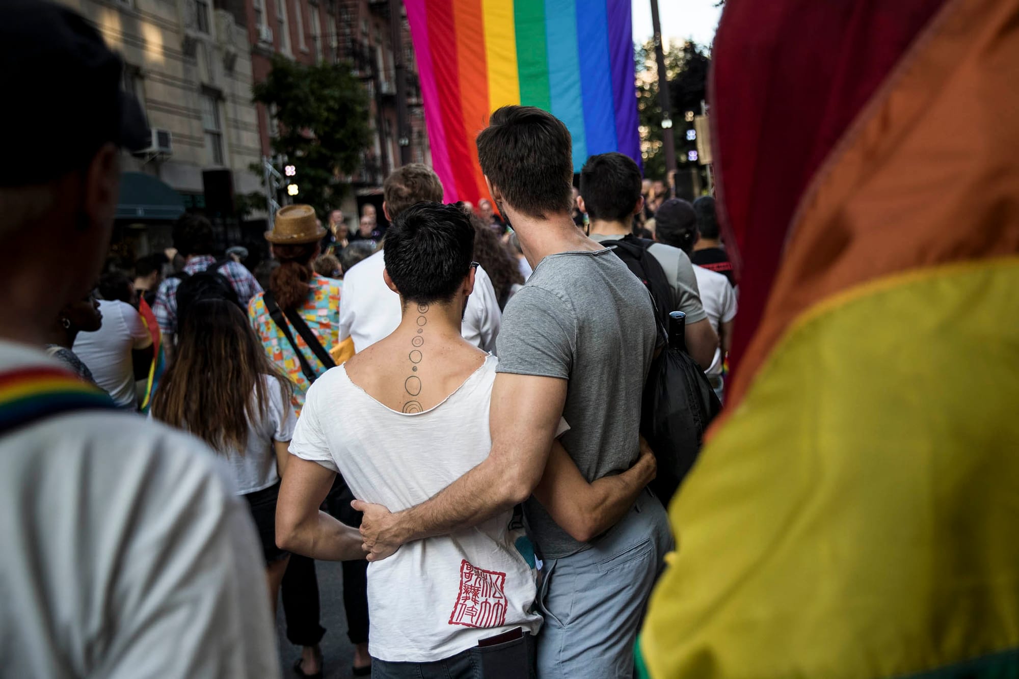 2017年6月14日，美國紐約市舉行彩虹遊行，兩名男子互相擁抱。攝：Drew Angerer/Getty Images