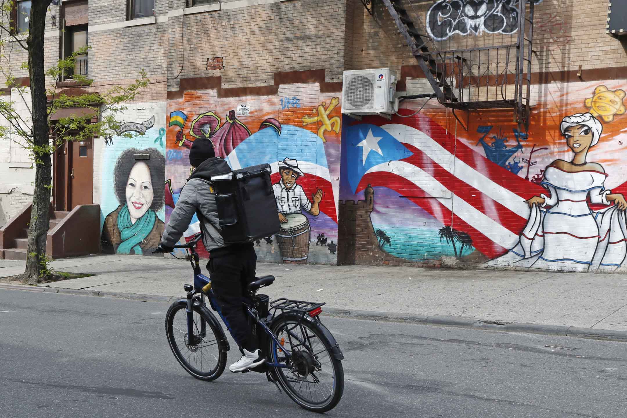 2020年5月11日，美國紐約，一名騎自行車的送貨員沿著布魯克林日落公園附近的街道騎行。攝：Kathy Willens/AP/達志影像