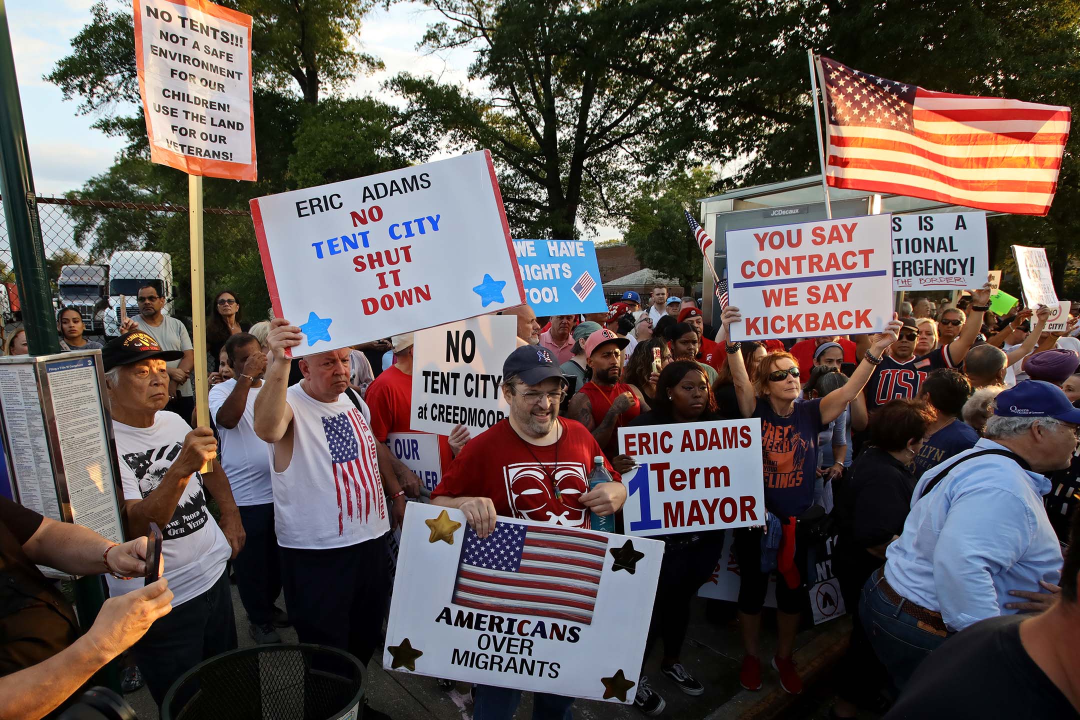 2023年8月16日,紐約,示威者高舉標語,抗議難民在城市中露宿。攝:Leonardo Munoz/VIEW press via Getty Images