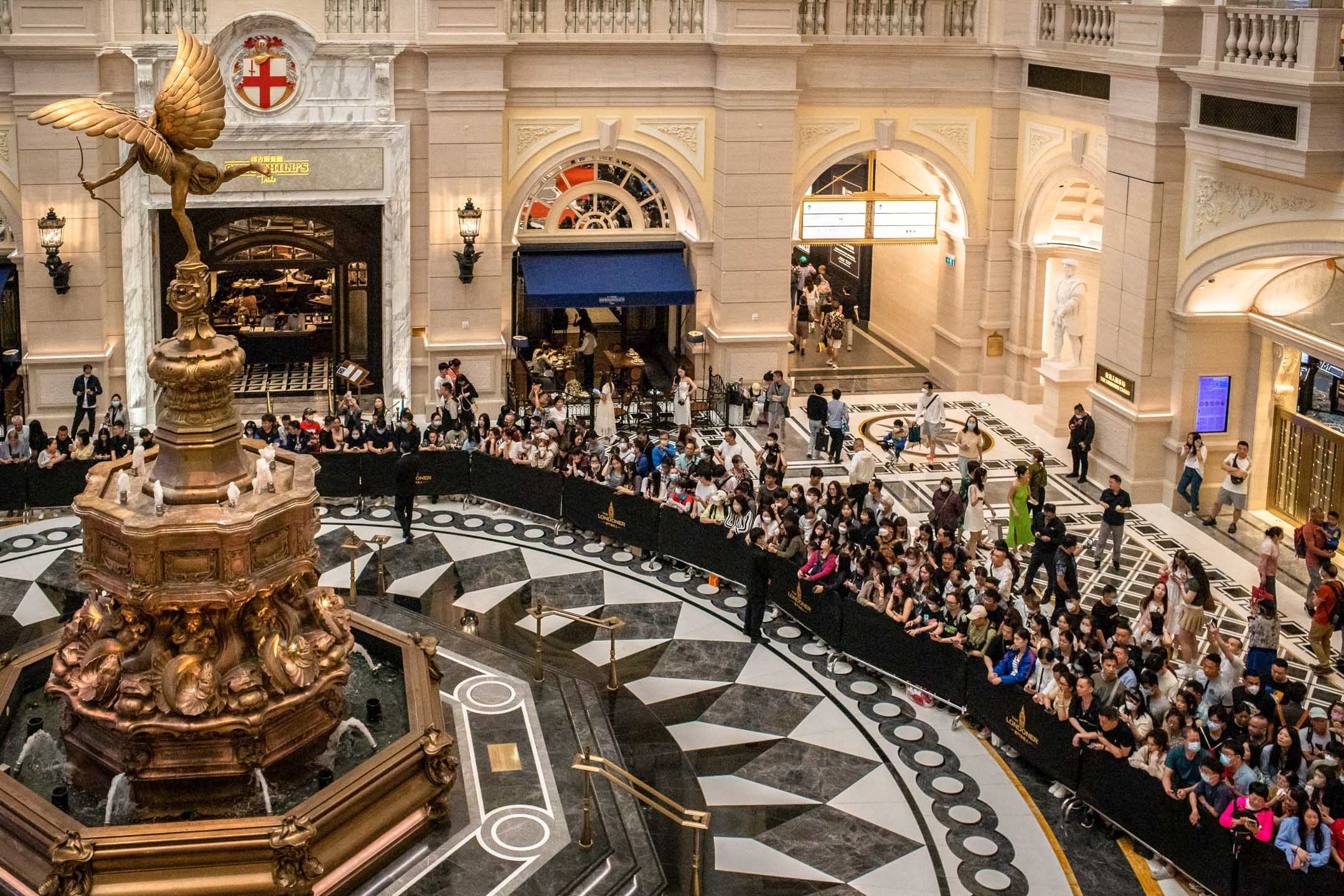 2023年5月23日,澳门,“澳门伦敦人”开幕,大批游客等待开幕仪式。摄:Eduardo Leal/Bloomberg via Getty Images