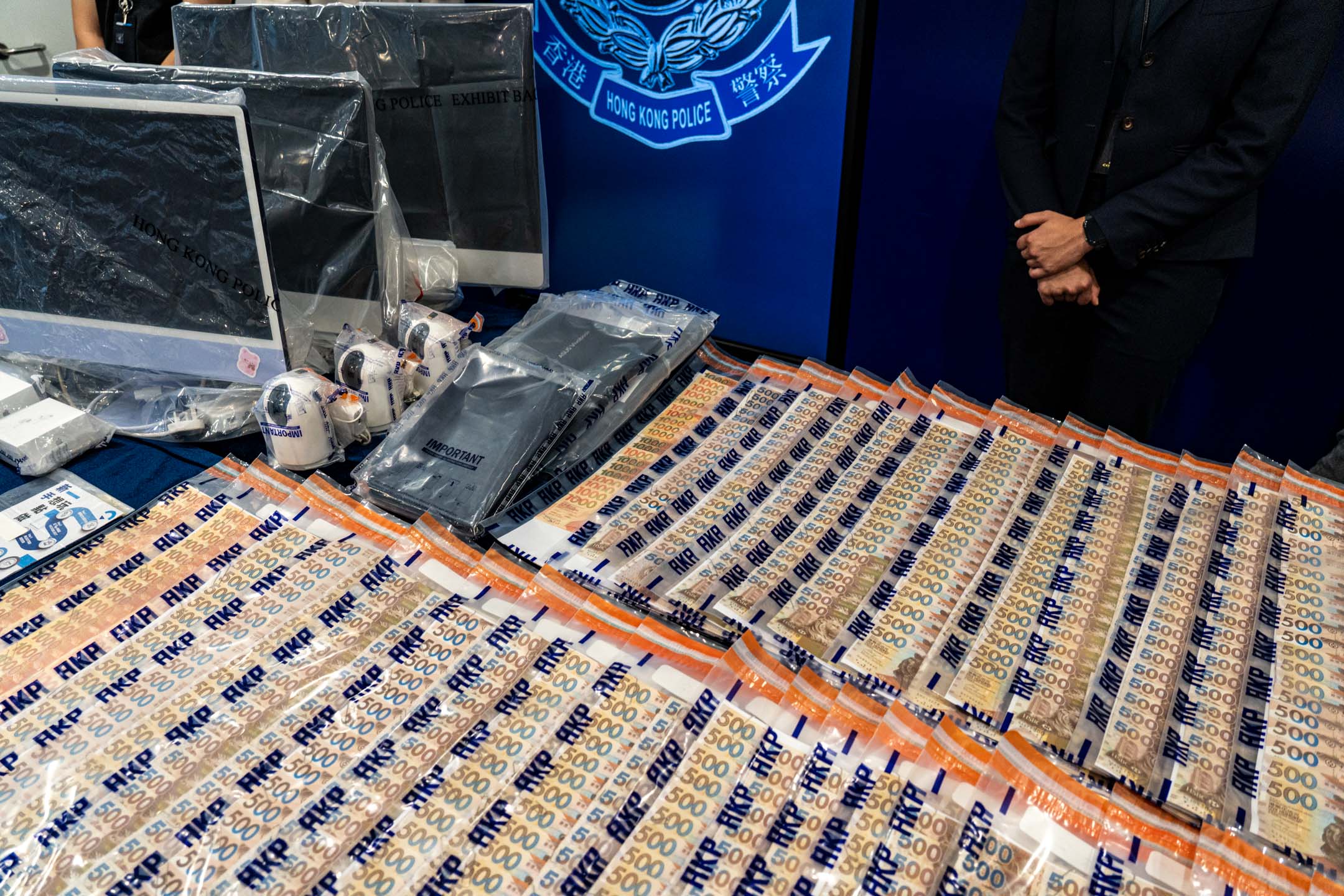 2023年9月19日,警方及证监会就JPEX诈骗案召开记者招待会,现场展示大批证物。摄:Ryan Lai/端传媒