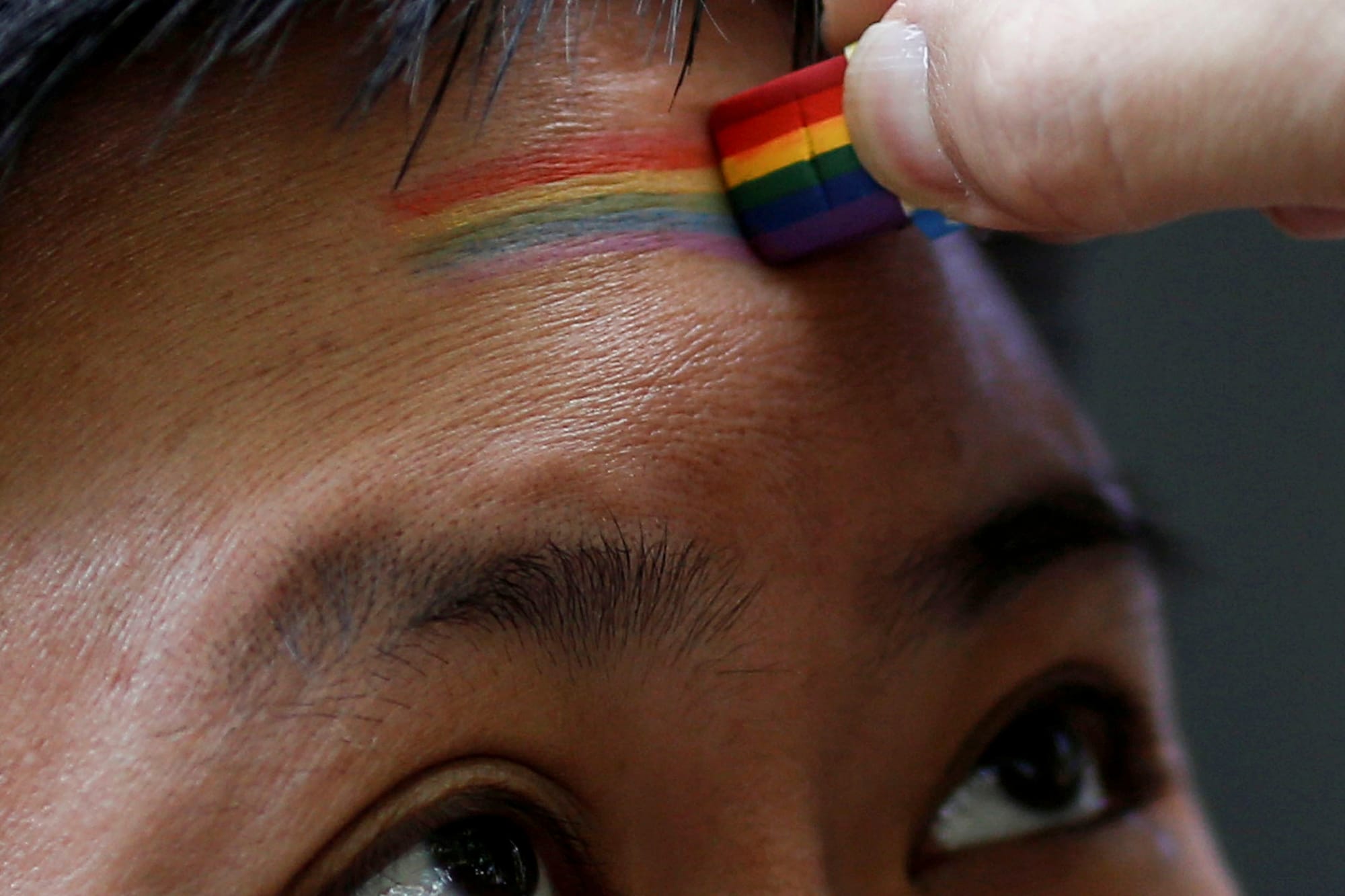 2017年6月17日，上海，一名參與者參加 LGBT活動，在額頭上油上了彩虹旗。攝：Aly Song/Reuters/達志影像