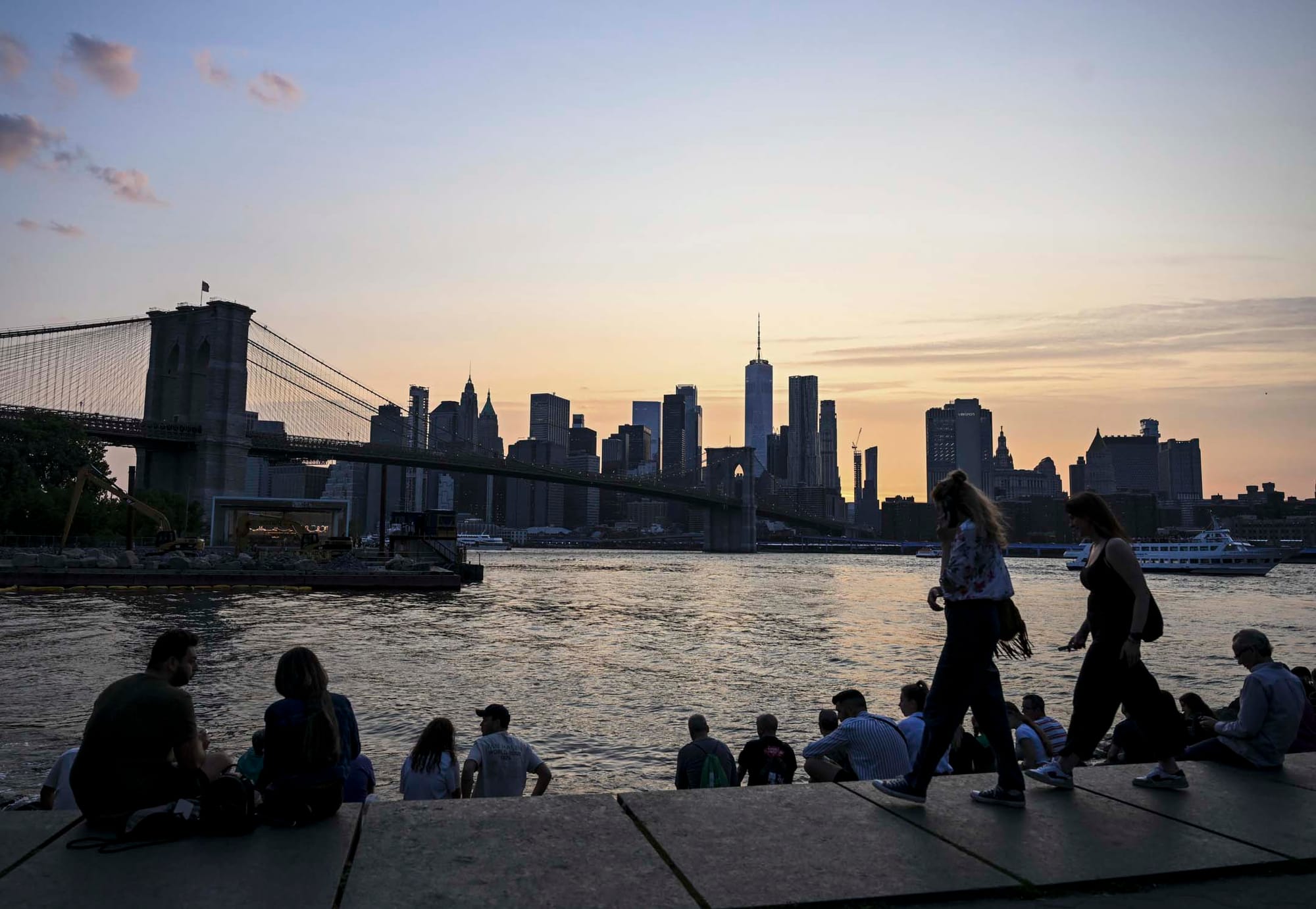 2023年6月13日，美國，人們在日落時分看到布魯克林大橋。攝：Fatih Aktas/Anadolu Agency via Getty Images