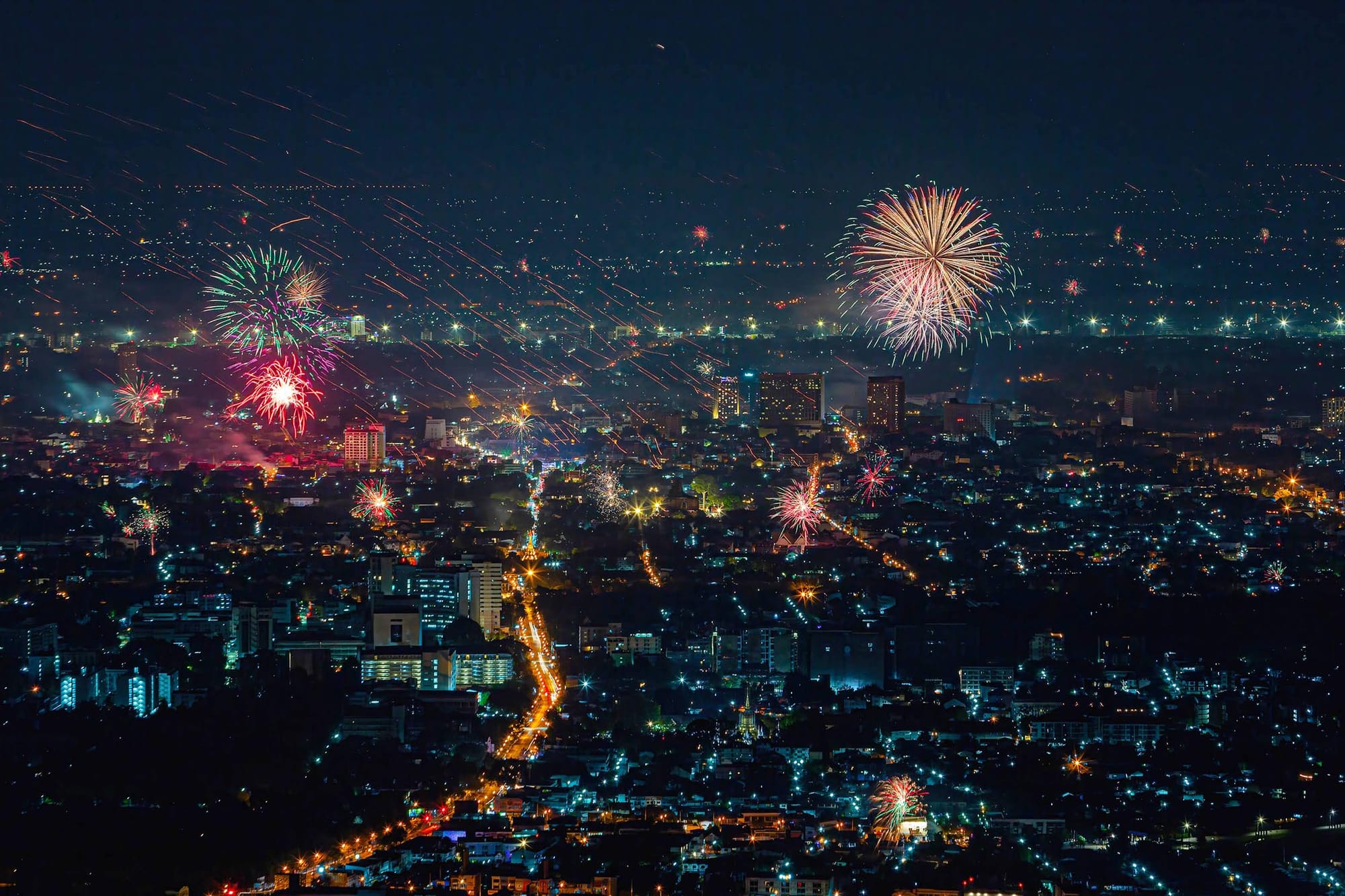 2022年12月31日,新年庆祝活动期间,清迈上空燃放烟花。摄:Pongmanat Tasiri/SOPA Images/LightRocket via Getty Images