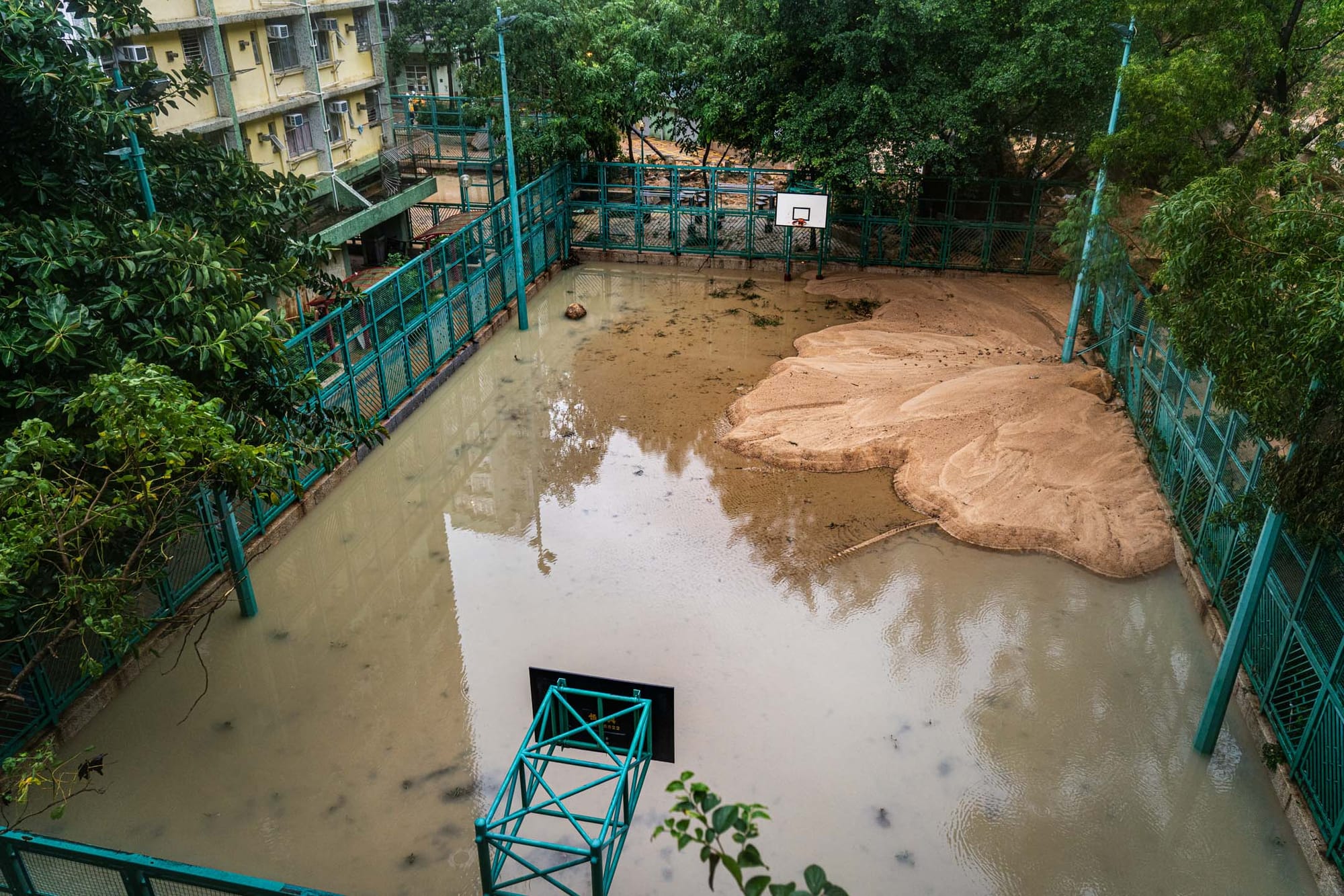 2023年9月8日，筲箕灣耀東邨發生山泥傾瀉，大量山泥、石頭傾瀉湧入籃球場。攝：Ryan Lai/端傳媒