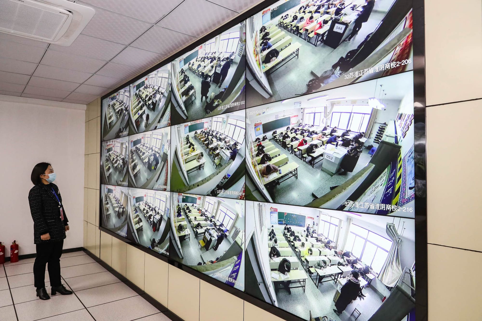 2021年12月11日,中國淮安,2022年江蘇省公務員考試,工作人員觀察著考場內的監視裝置。攝:Zhao Qirui/VCG via Getty Images