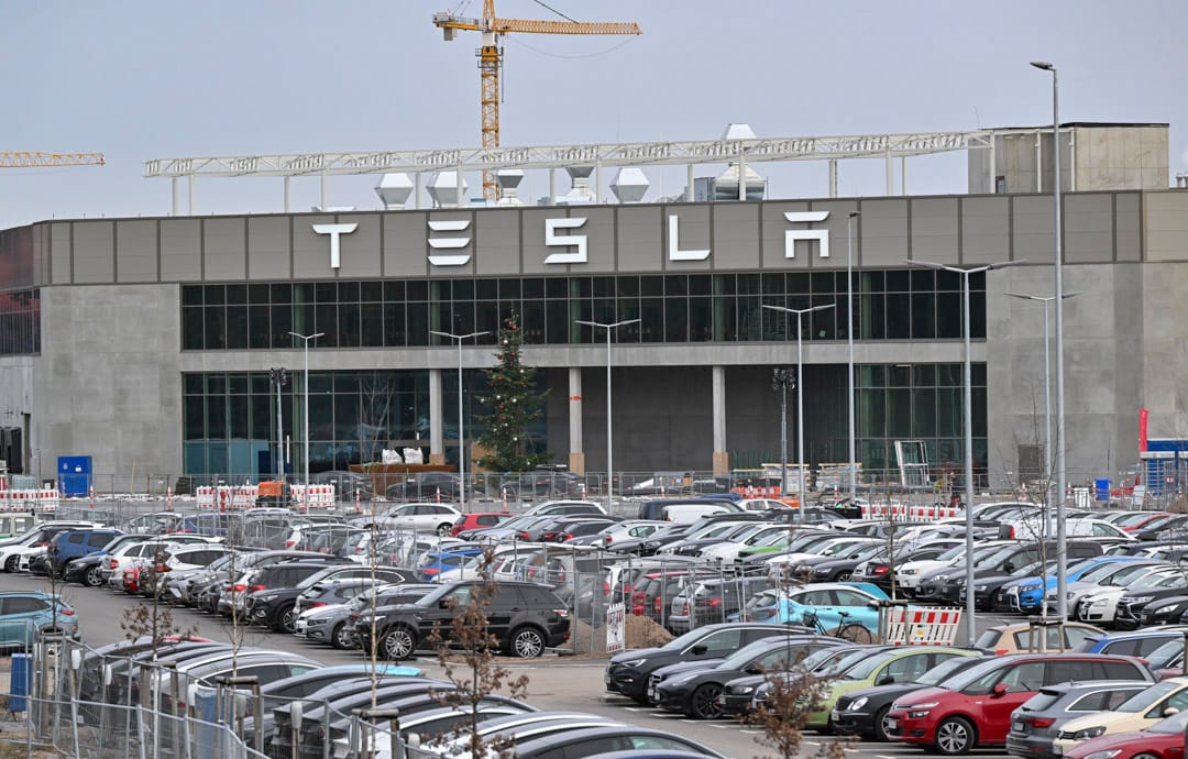 2023年1月2日,美国电动汽车制造商Tesla在柏林勃兰登堡超级工厂。摄:Patrick Pleul/picture alliance via Getty Images
