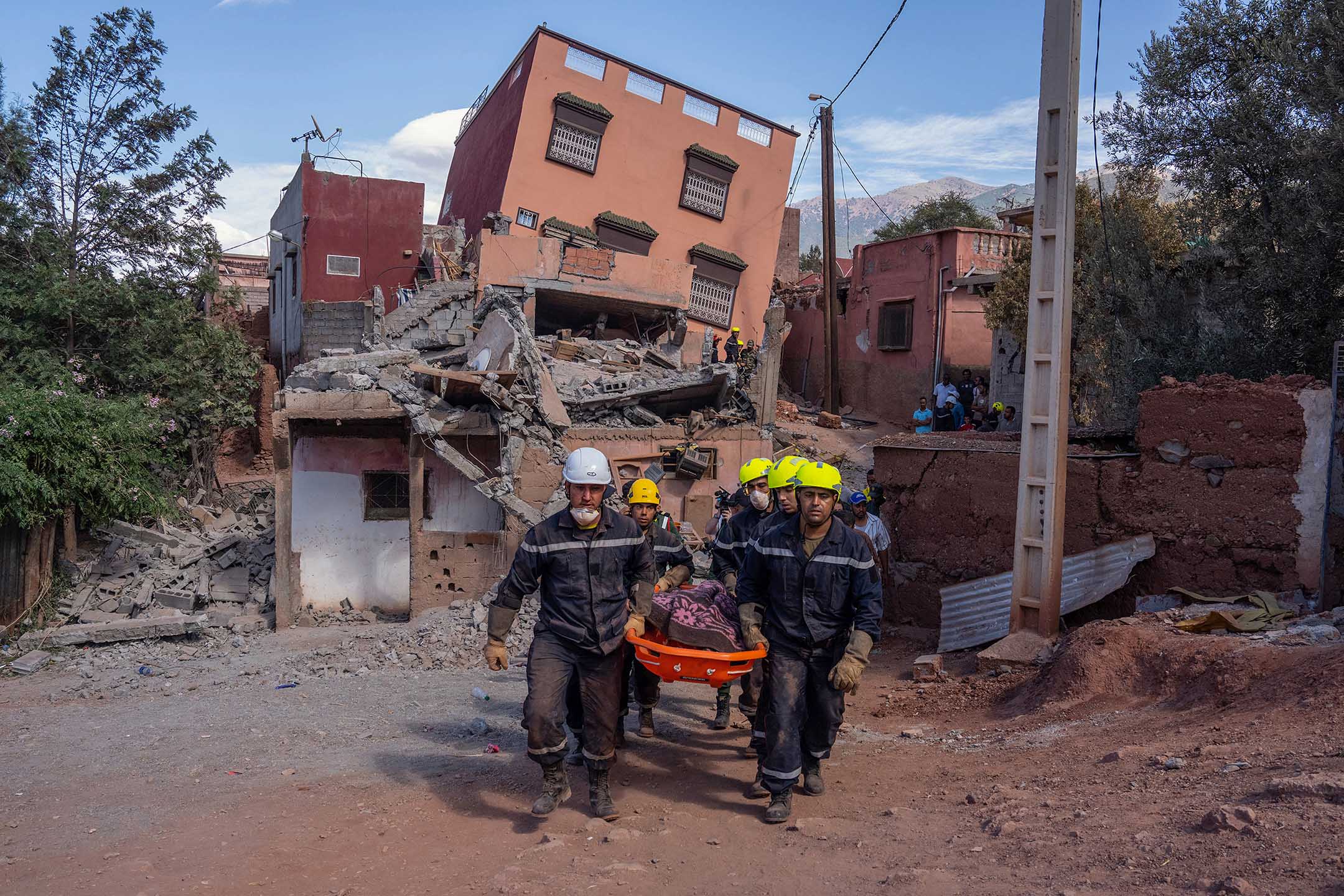 2023年9月10日，救援人员在摩洛哥一栋倒塌的建筑物内发现一名妇女的尸体。摄：Carl Court/Getty Image