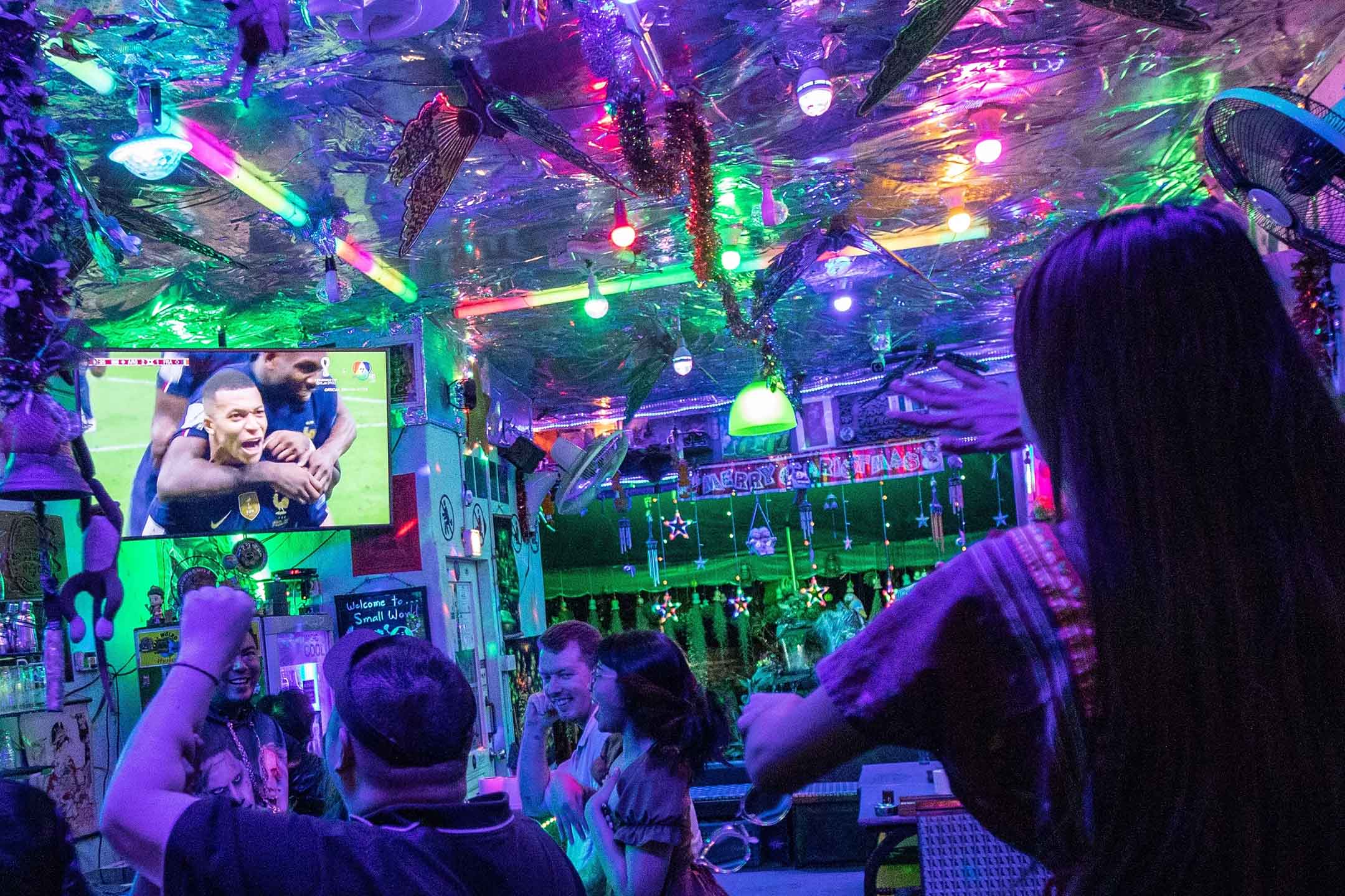 2022年12月18日,球迷们于泰国清迈观看2022年世界杯决赛。摄:Guillaume Payen/Anadolu Agency via Getty Images