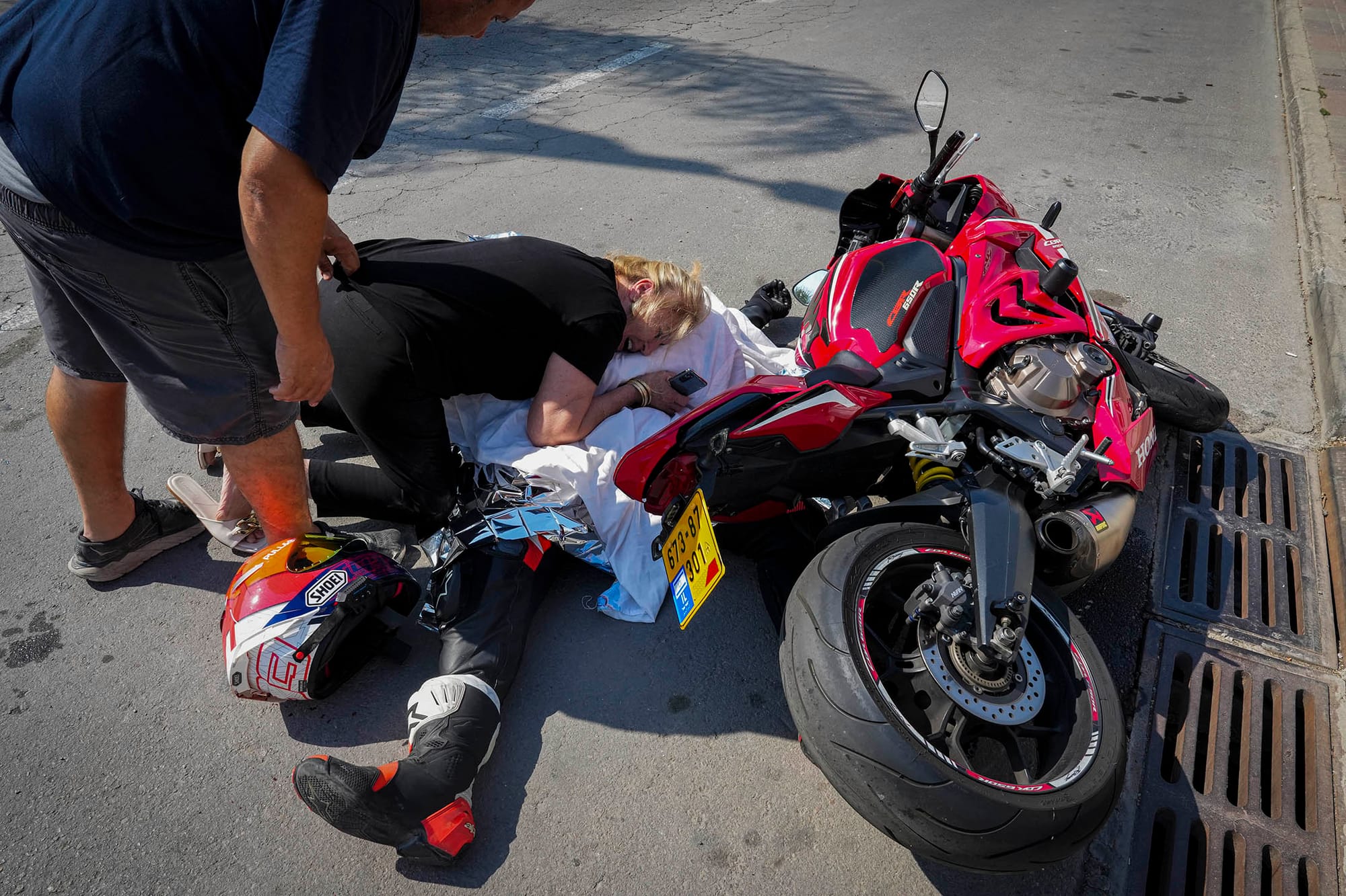 2023年10月7日，以色列南部城市斯德洛特，一名以色列婦女在被巴勒斯坦武裝激進分子殺害的親友前哭泣。攝：Baz Ratner/AP/達志影像