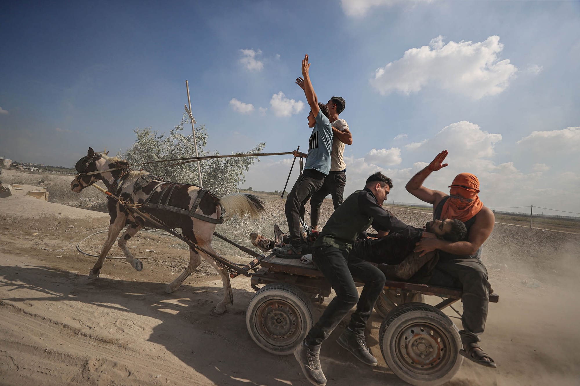 2023年10月7日，哈馬斯軍事派別卡薩姆旅的成員在加薩和以色列邊境的衝突中，傷者被帶離並送往以色列。攝：Mustafa Hassona/Anadolu Agency via Getty Images