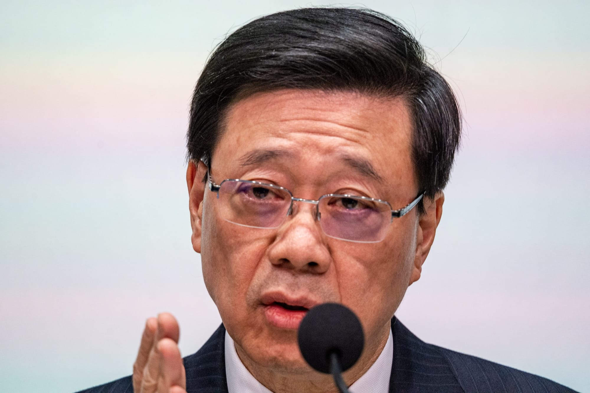 2023年10月25日,香港,特首李家超发表施政报告后见记者。摄:Ryan Lai/端传媒