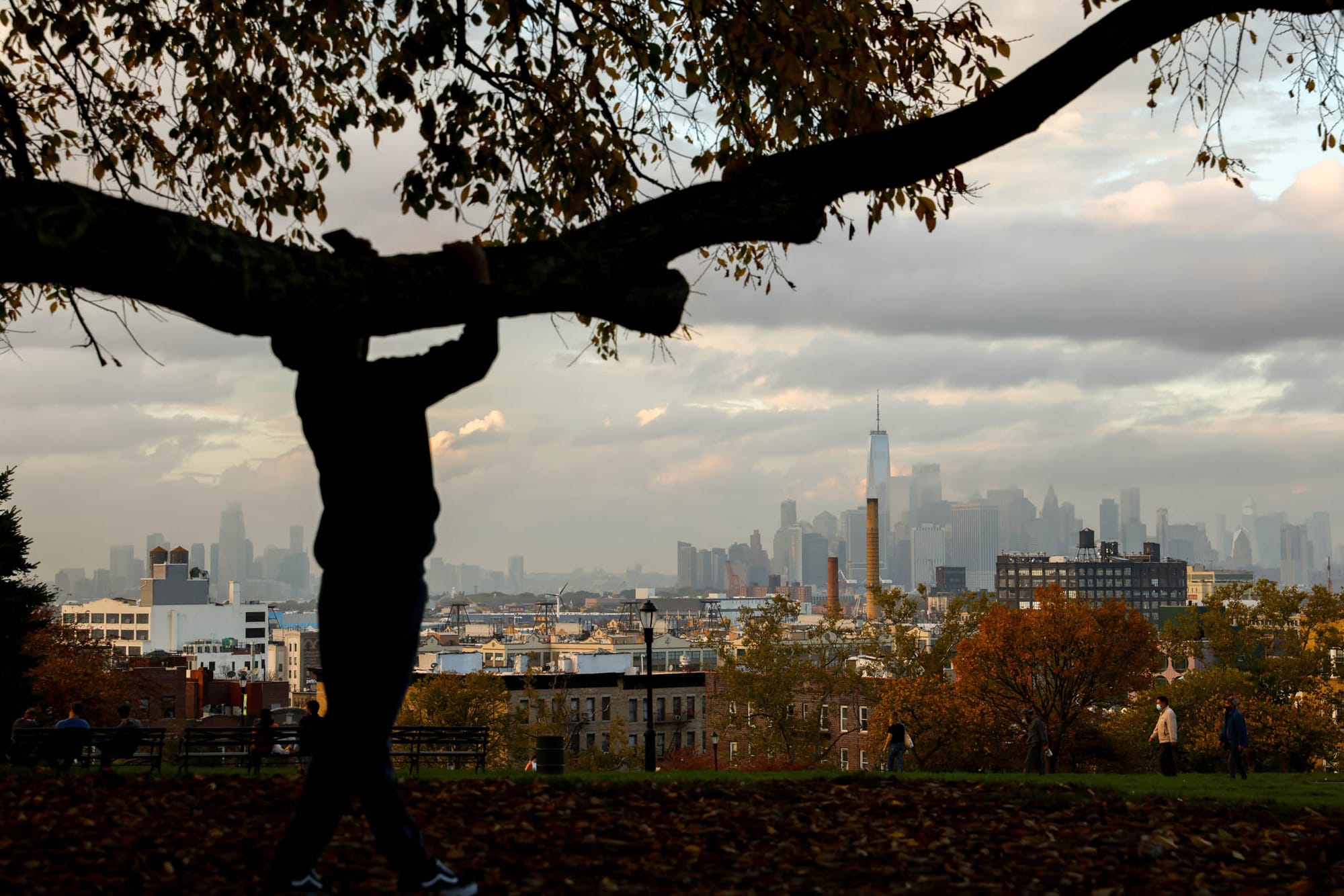 2022年10月26日，美国纽约，市民在布鲁克林的日落公园（Sunset Park）拍照。摄：Julia Nikhinso/AP/达志影像