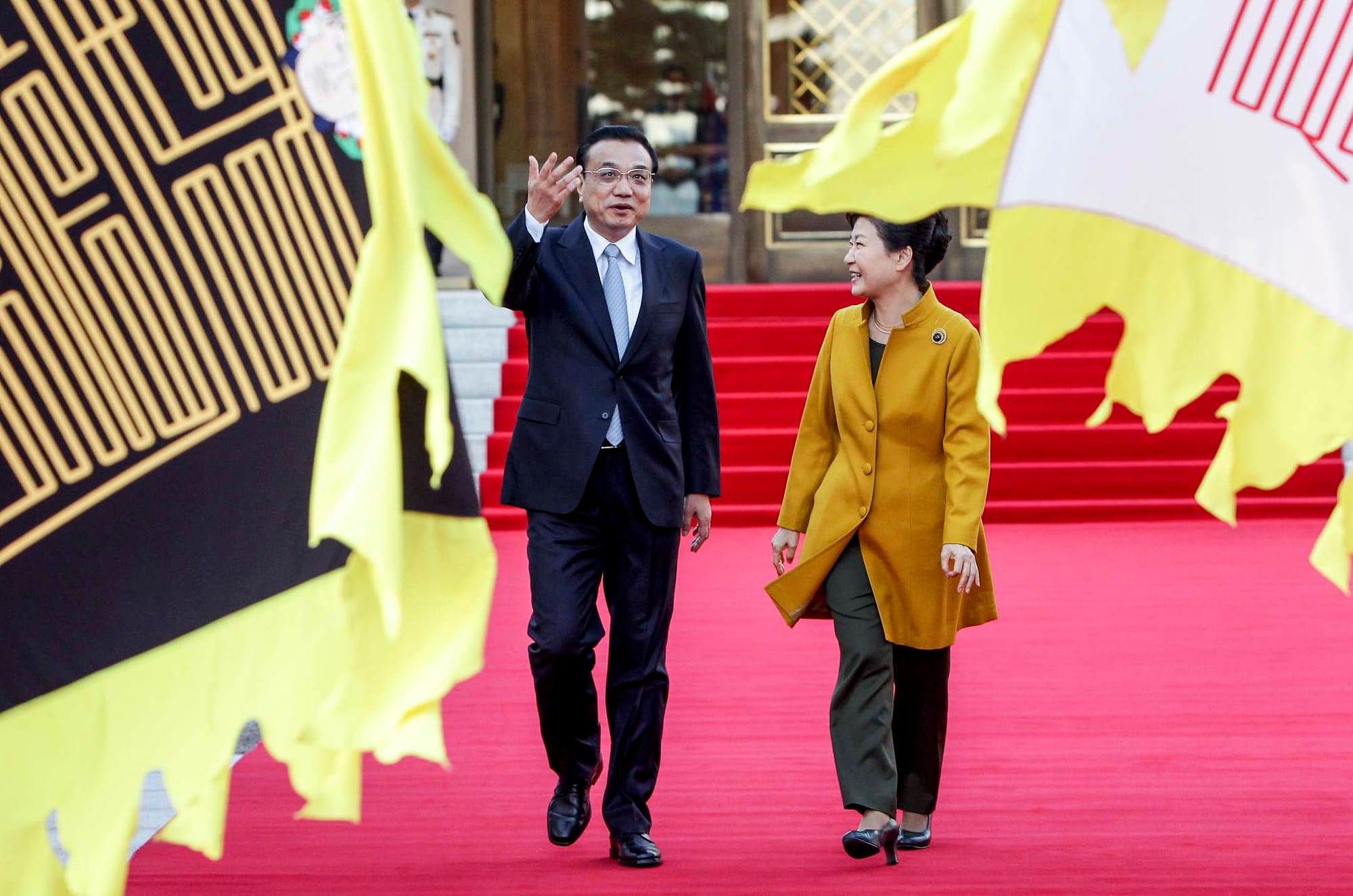 2015年10月31日，韩国首尔，韩国总统朴槿惠和中国国务院总理李克强在青瓦台举行的欢迎仪式上检阅仪仗队。摄：Chung Sung-Jun/Pool Photo via AP/达志影像