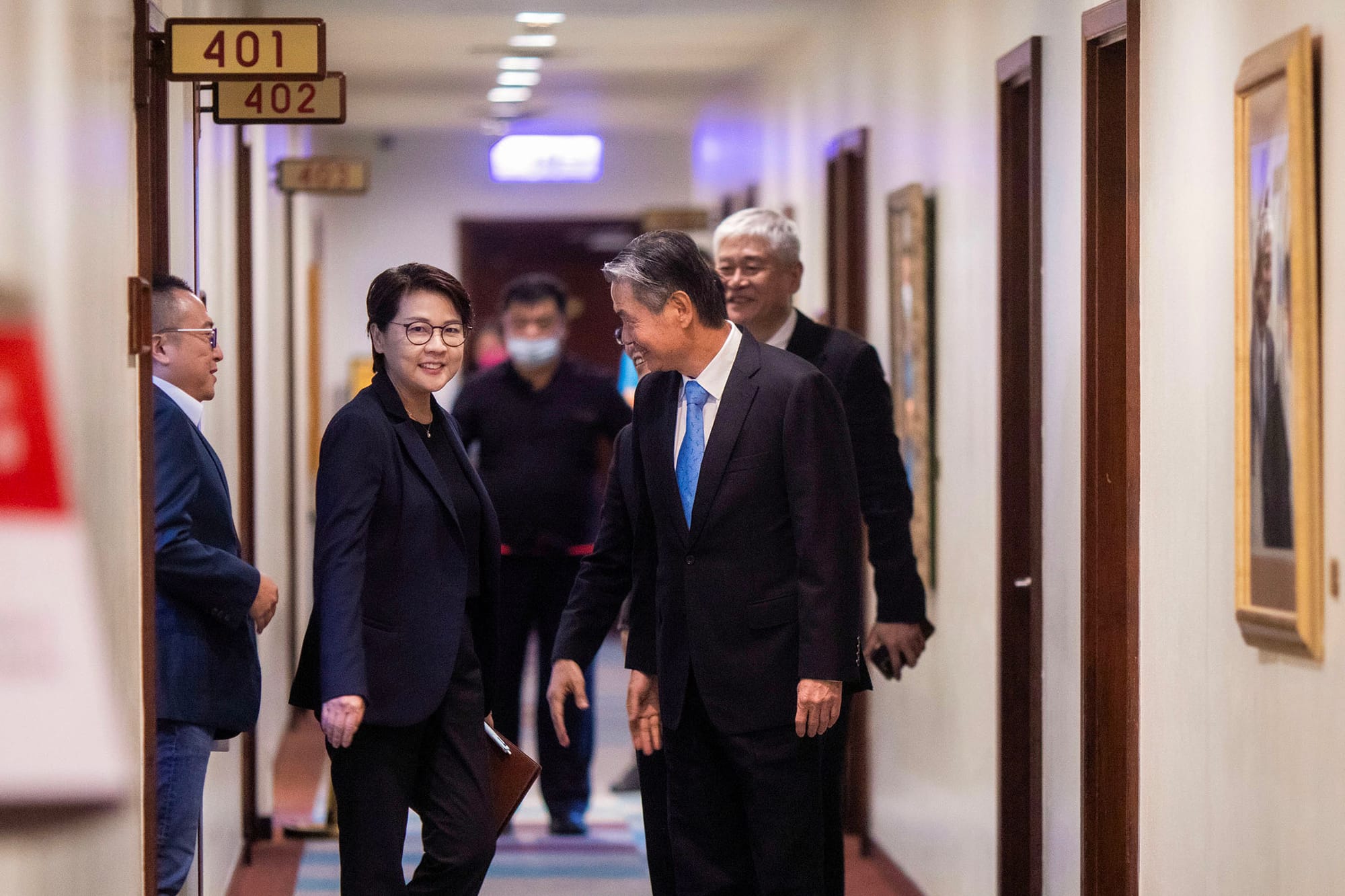 2023年10月14日，台北，柯辦總幹事黃珊珊(左)與侯辦執行長金溥聰(右)會面。攝：陳焯煇/端傳媒