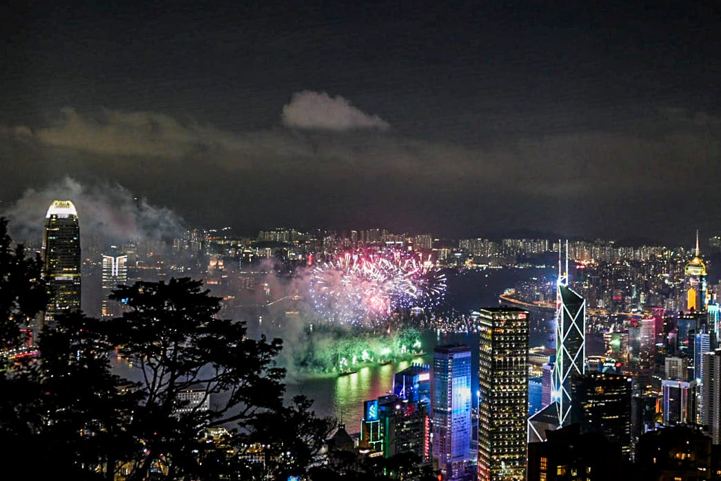 2023年10月1日，十一國慶煙花匯演事隔五年再次在維港上演。攝：Ryan Lai/端傳媒