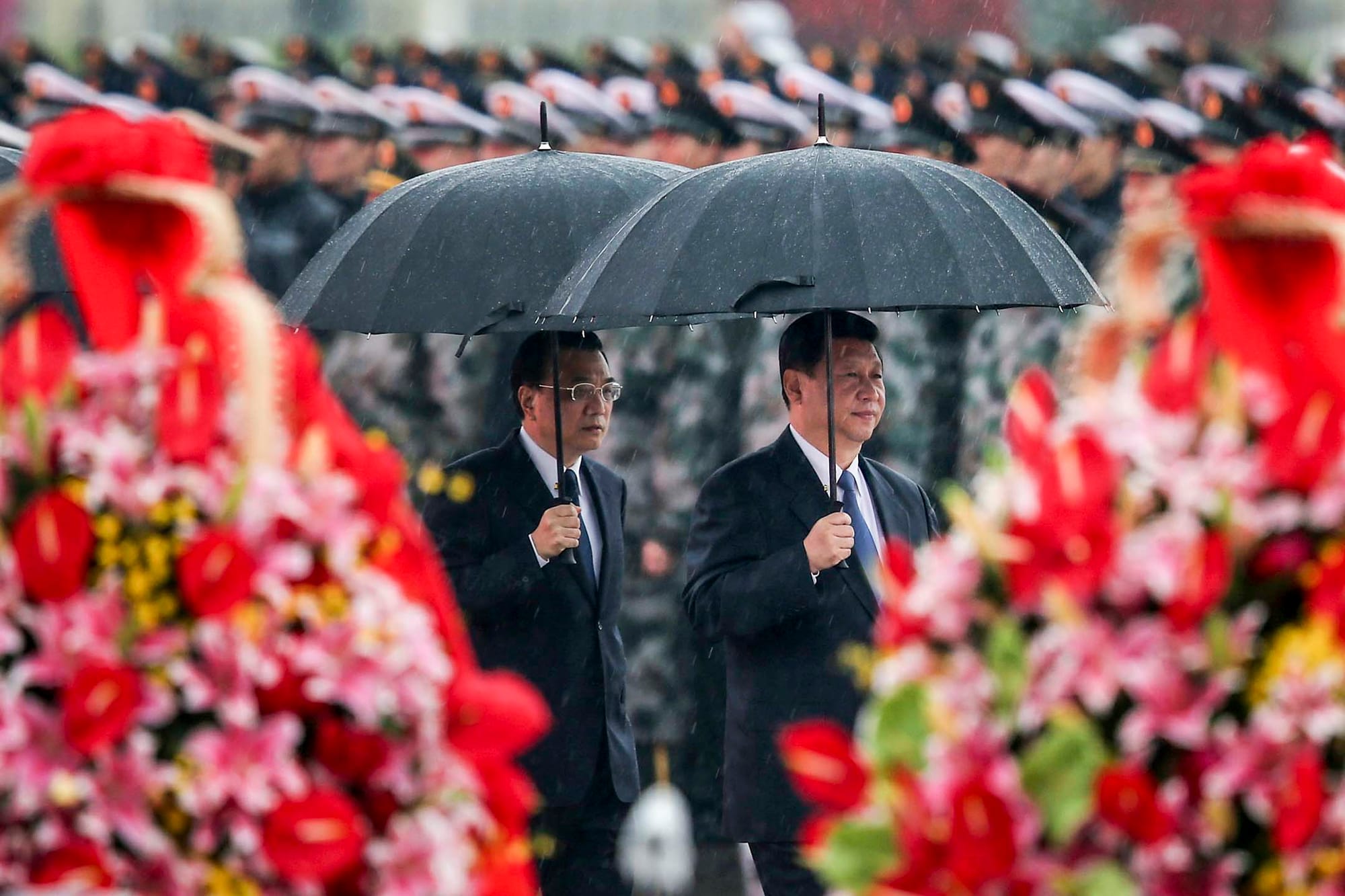 2013年10月1日，中国北京，中国国家主席习近平和国务院总理李克强抵达天安门广场参加纪念中华人民共和国成立64周年的仪式。摄：Feng Li/Getty Images