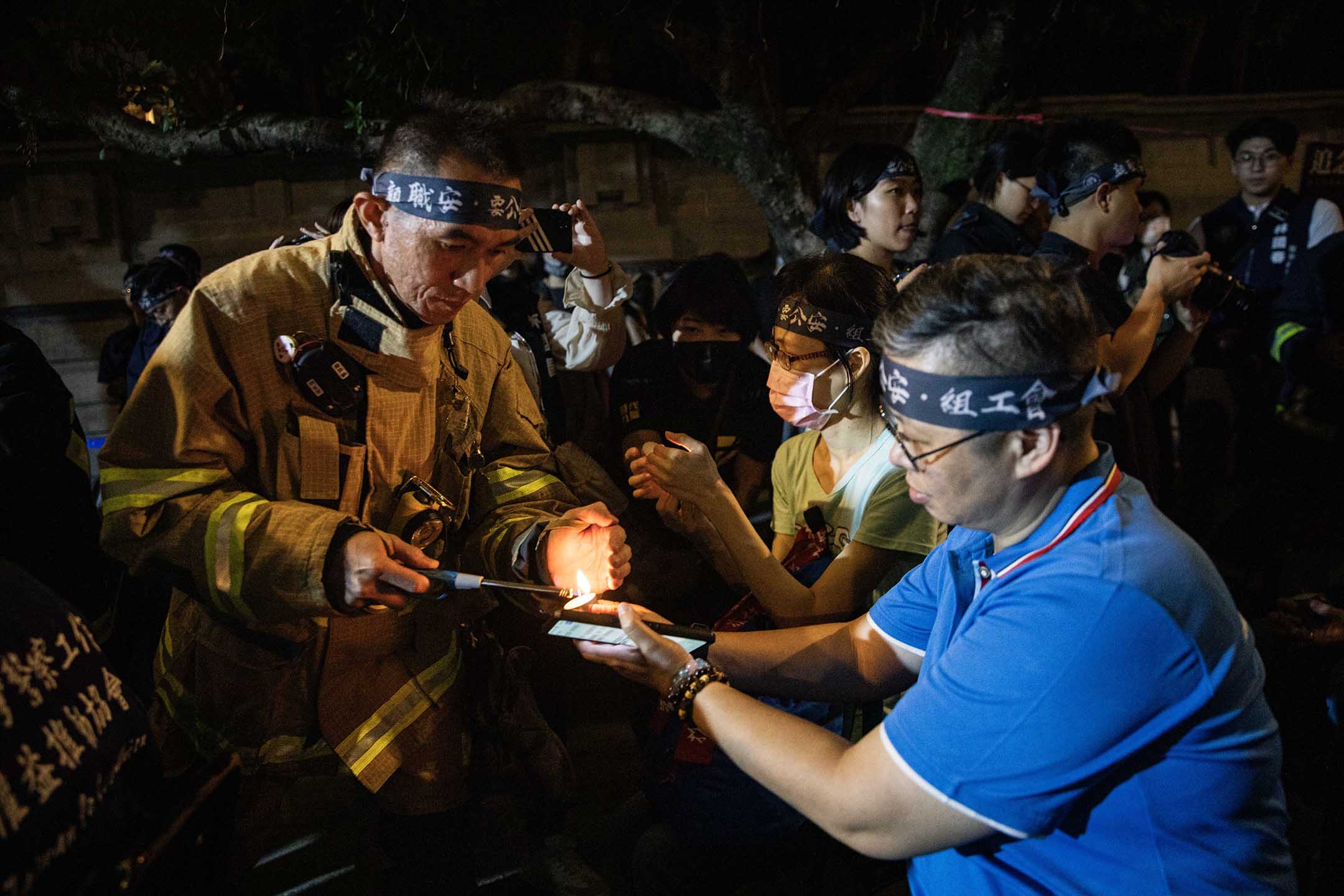 2023年10月9日，台北，消防员工作权益促进会举办国殇日晚会，悼念四位在屏东明扬工厂大火殉职的消防员。摄：陈焯煇/端传媒