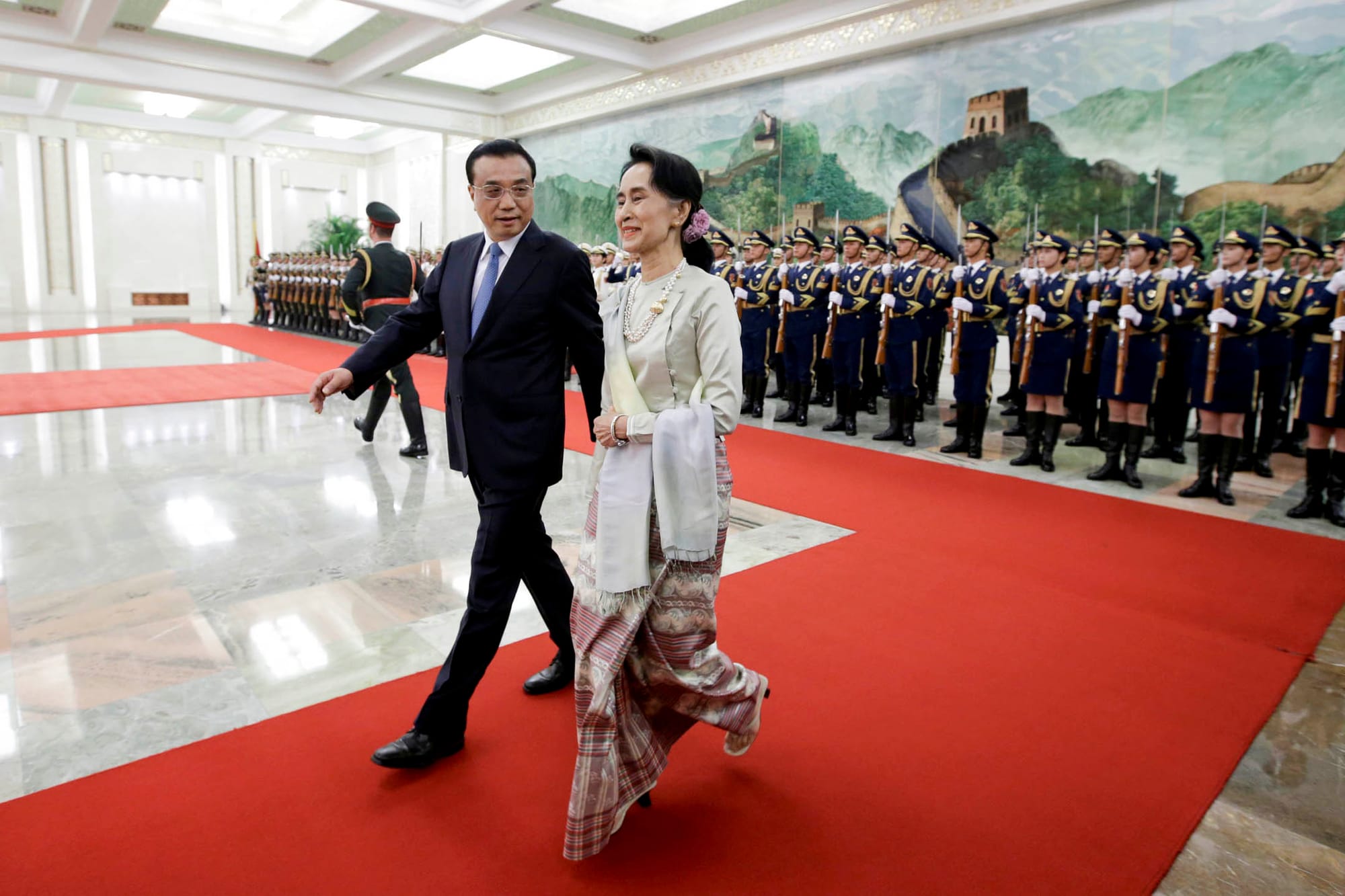 2016年8月18日，中国国务院总理李克强和缅甸国务资政昂山素季（翁山苏姬）出席在中国北京人民大会堂举行的欢迎仪式。摄：Jason Lee/Reuters/达志影像