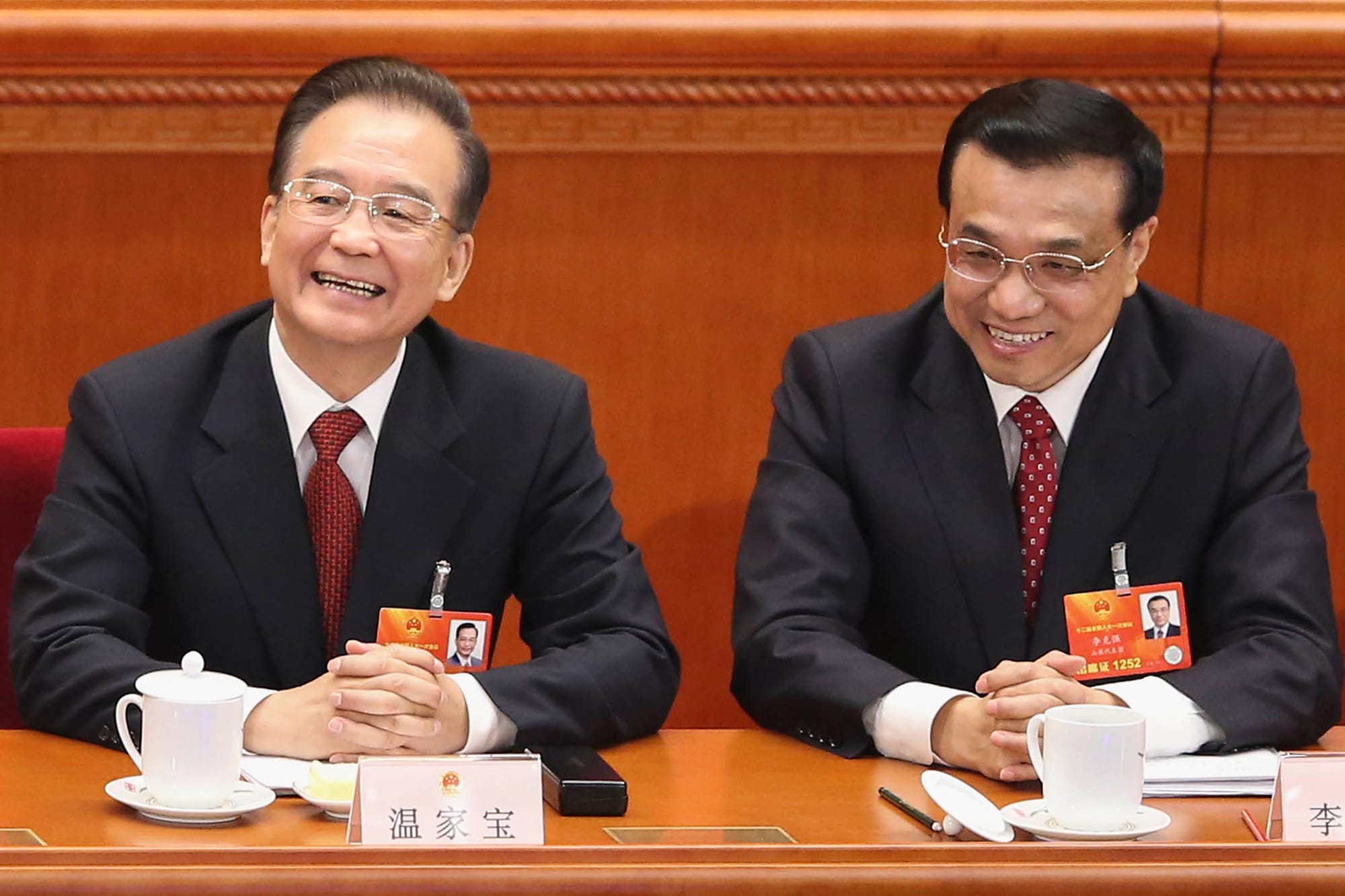 2013年3月5日，中国国务院总理温家宝在全国人大开幕式工作报告后与中国副总理李克强交谈。摄：Feng Li/Getty Images