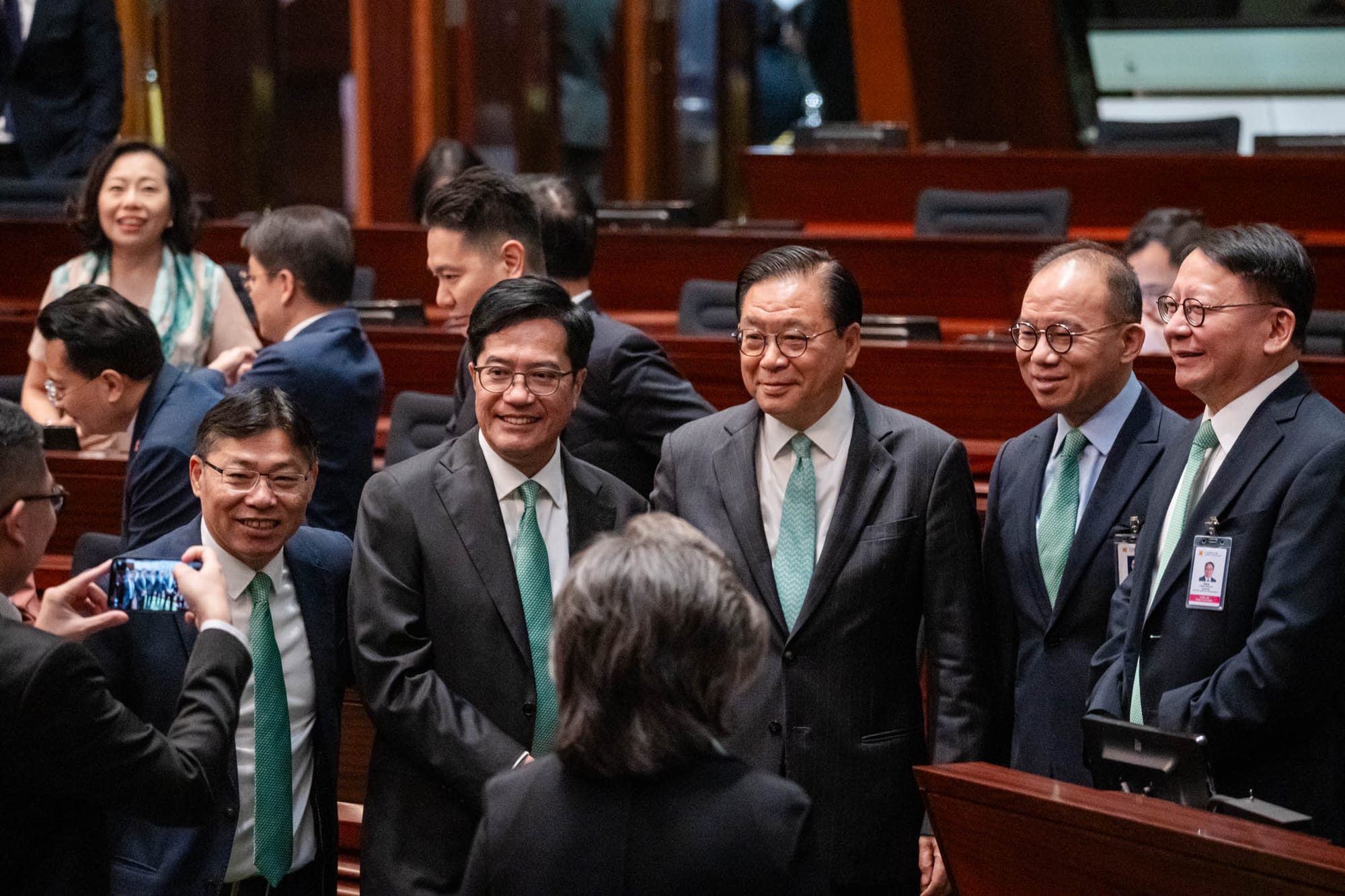 2023年10月25日,香港,特首李家超发表任内第二份施政报告,不少官员和议员穿著具绿色元素的衣著。摄:Ryan Lai/端传媒