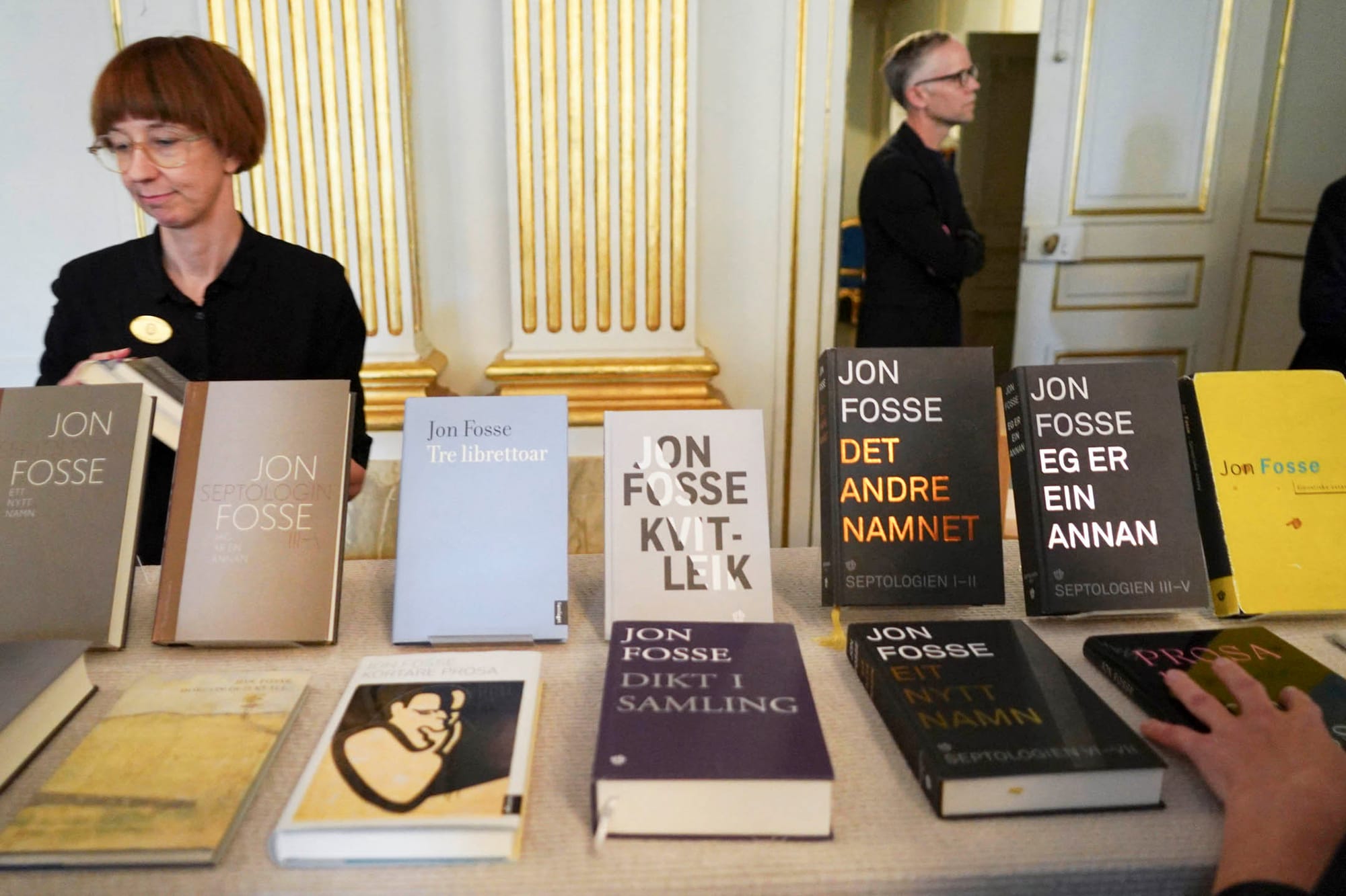 2023年10月5日，瑞典斯德哥尔摩，挪威作家 Jon Fosse 荣获2023年诺贝尔文学奖，其著作在瑞典学院展出。摄：Tom Little/Reuters/达志影像