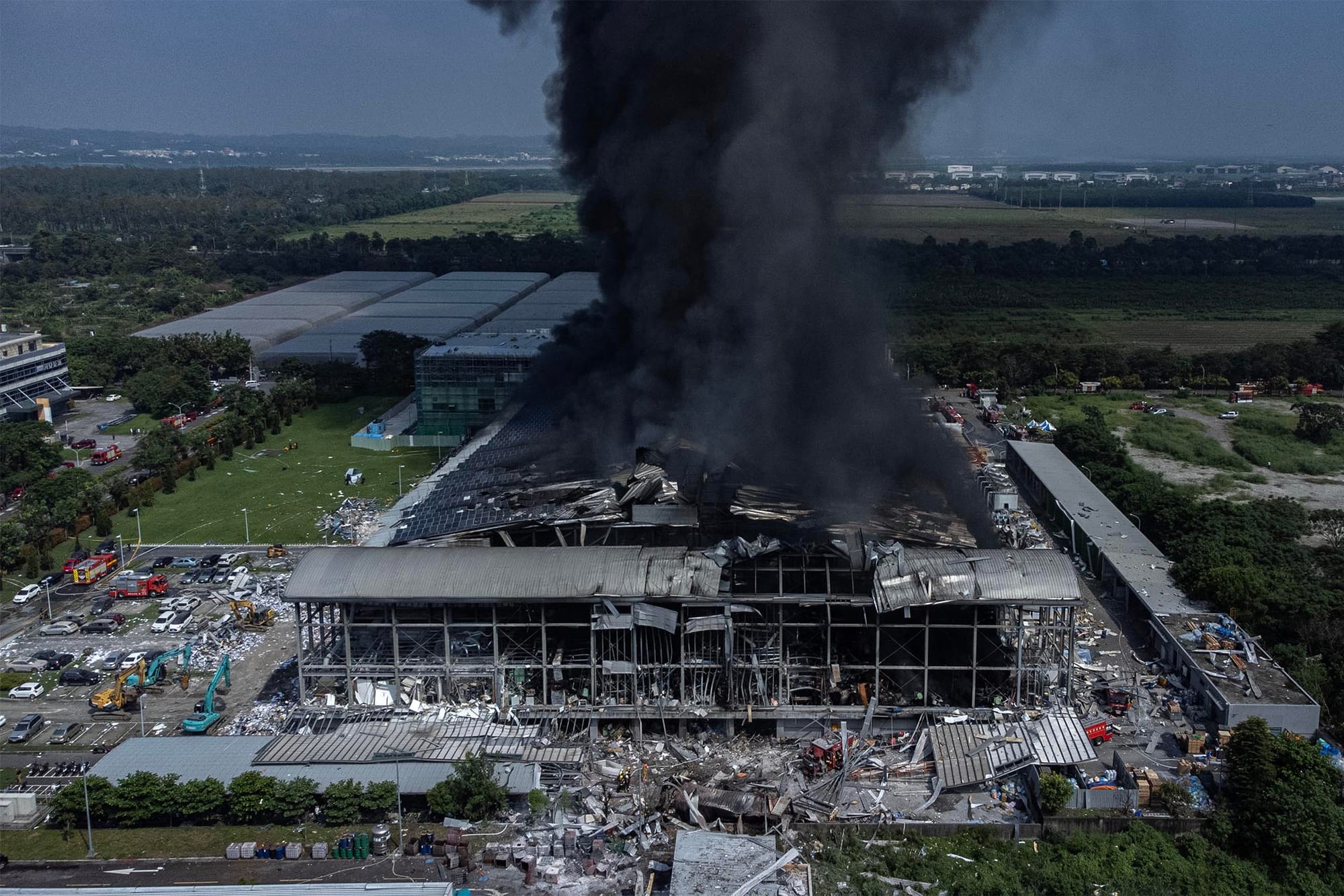 2023年9月23日，屏东工厂大火爆炸现场。摄：陈焯煇/端传媒