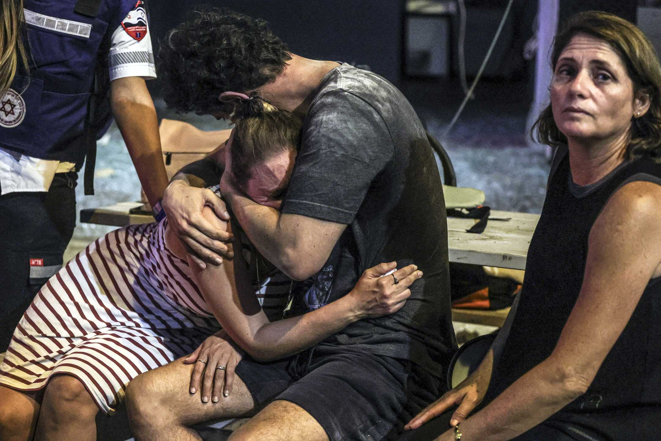 2023年10月7日,以色列特拉维夫,一枚从加沙地带发射的火箭降落当地,现在不少伤亡人士。摄:Itai Ron/Reuters/达志影像