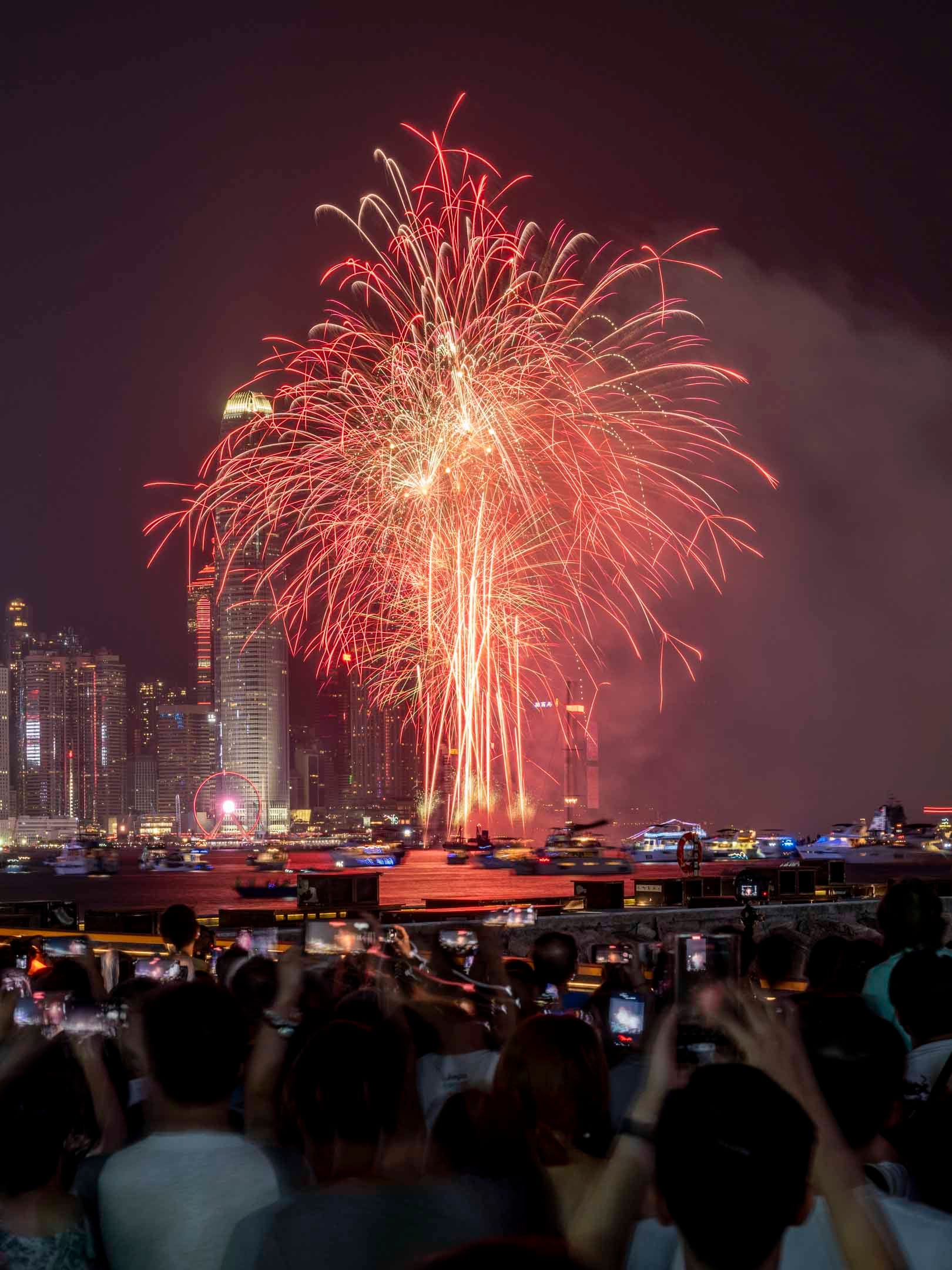 2023年10月1日，十一國慶煙花匯演事隔五年再次在維港上演。攝：林振東/端傳媒  