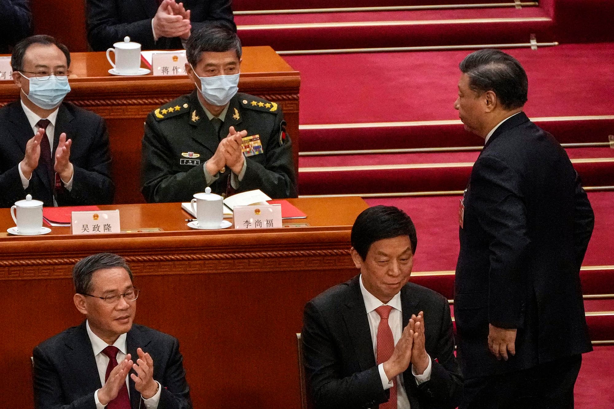 2023年3月13日，北京，中國國家主席習近平（右）在人民大會堂閉幕式上發表講話時，中國國防部長李尚福與代表們一起鼓掌。攝：Andy Wong/AP/達志影像