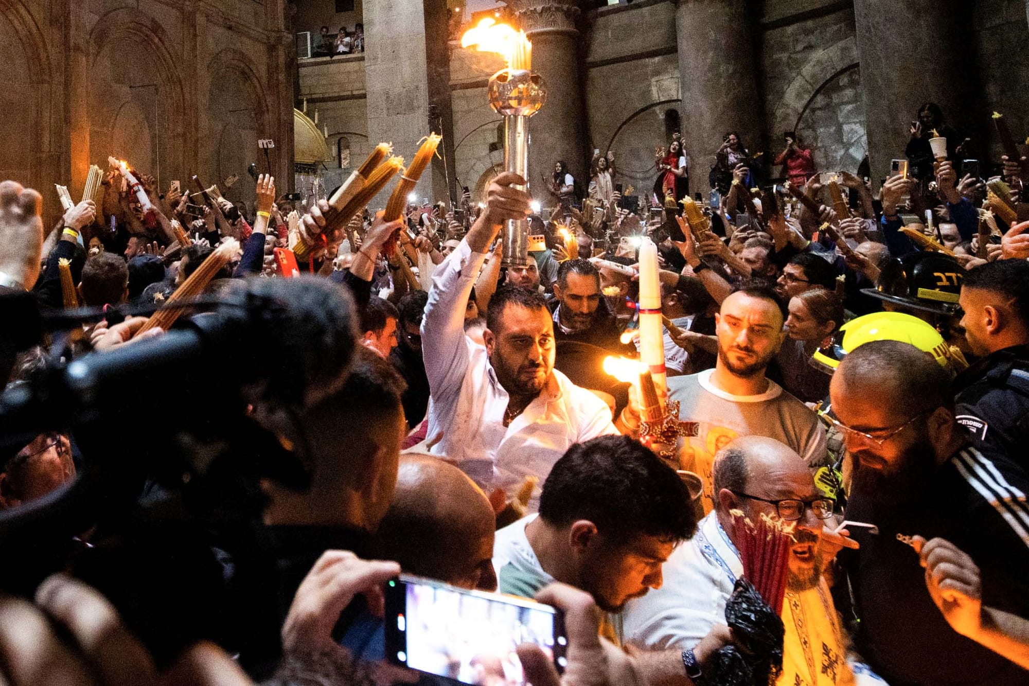 2023年4月15日,基督徒參加耶路撒冷舊城聖墓教堂的聖火儀式。攝:Oren Ben Hakoon/Reuters/達志影像